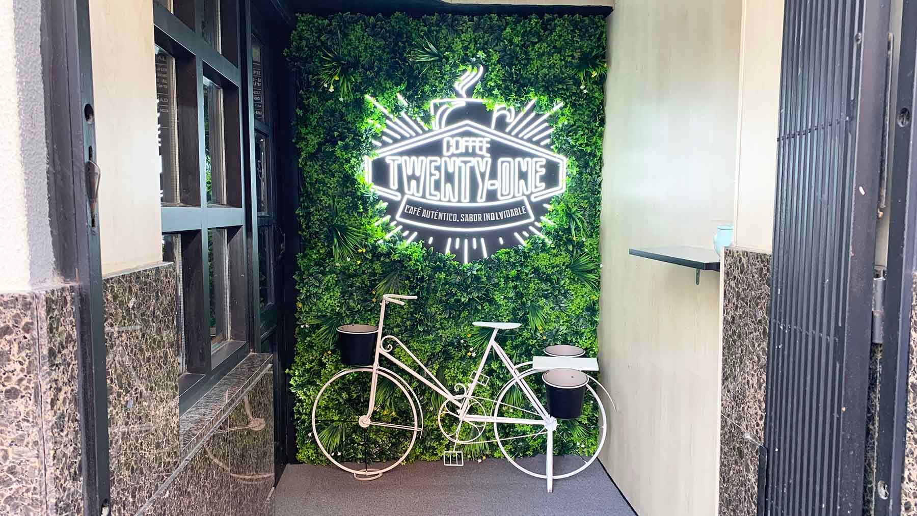 Puerta de entrada al TwentyOne Coffee en la calle de Iturrama 32 en Pamplona. Navarra.com