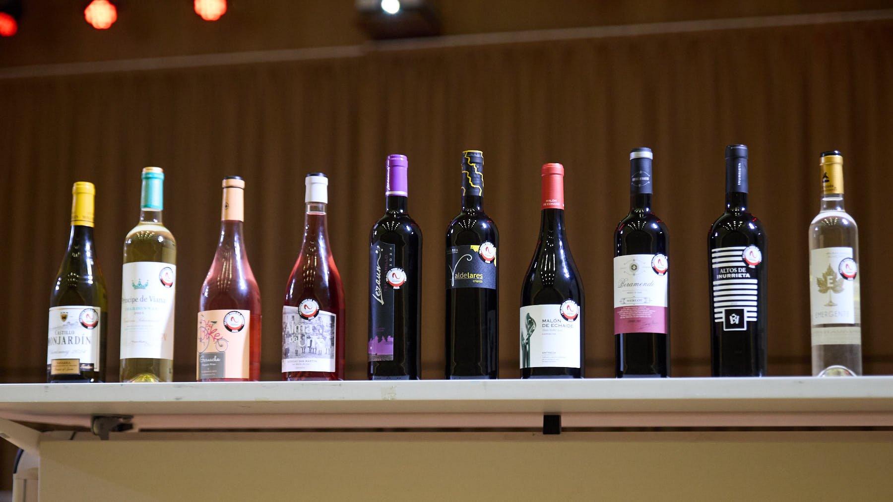 Bodegón con los 10 vinos que representarán a la DO Navara en 2025. ÍÑIGO ALZUGARAY