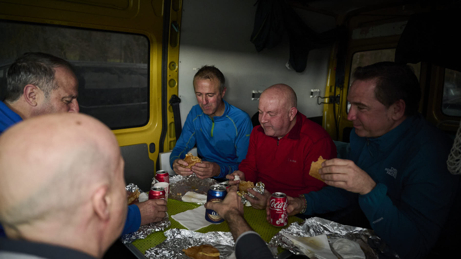 Patxi Zuza, Julián, Javier, Enrique Laquidáin y Miguel Zuza, 5 amigos de Noáin, almorzando durante la primera Javierada de 2025 bajo el lema 'Peregrinos de la Esperanza'. PABLO LASAOSA