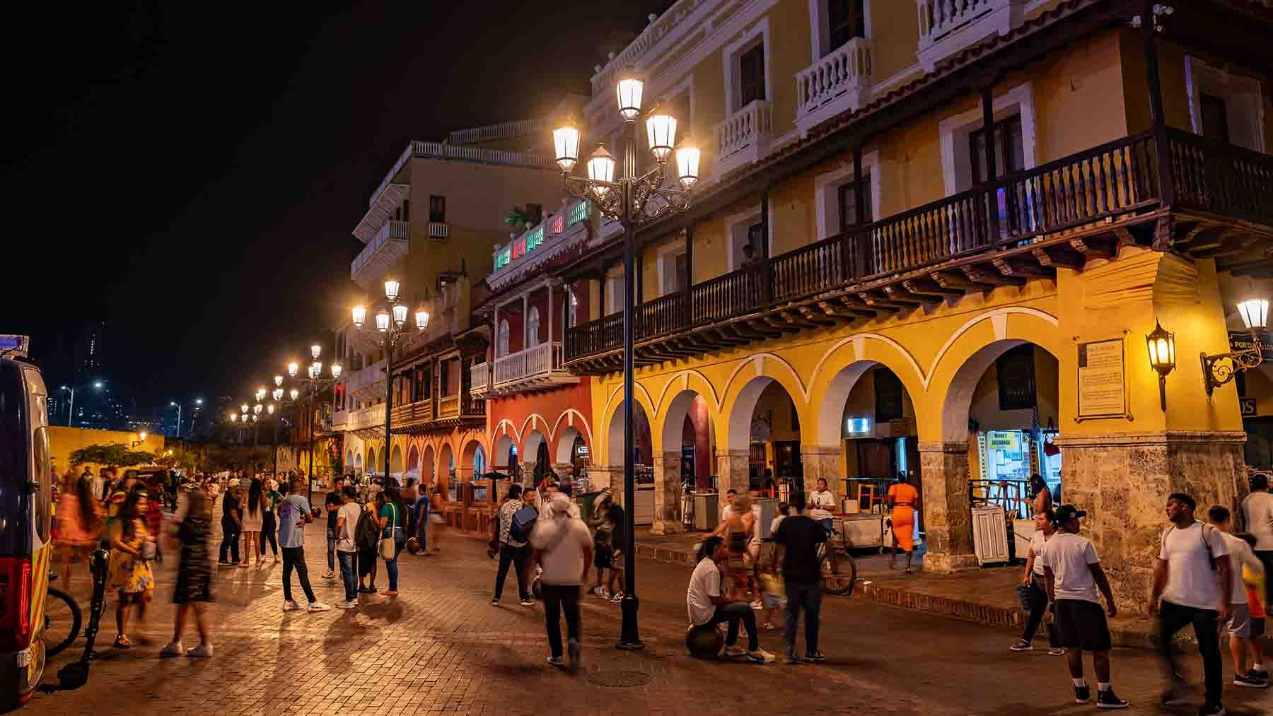 Un entorno seguro y vibrante en la plaza de los Coches, gracias a la iluminación eficiente que mejora la experiencia de residentes y turistas.