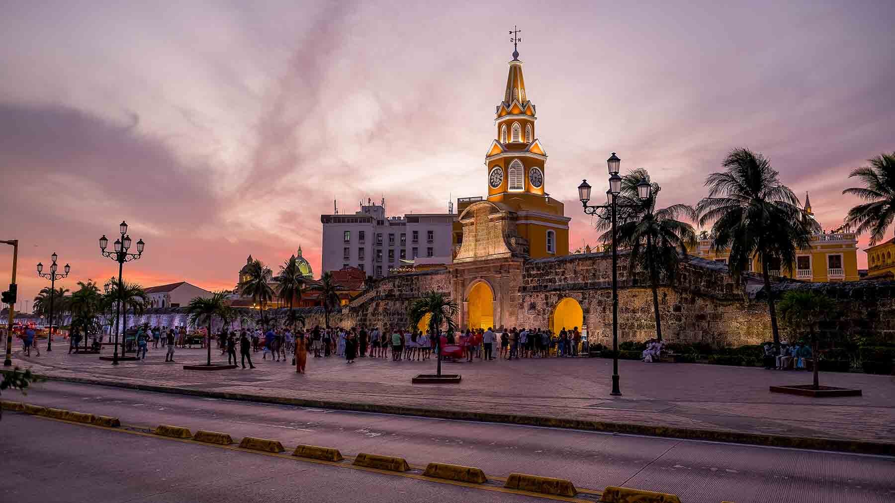 Vista diurna de la Torre del Reloj con el nuevo alumbrado, garantizando una estética uniforme que se adapta tanto al día como a la noche.
