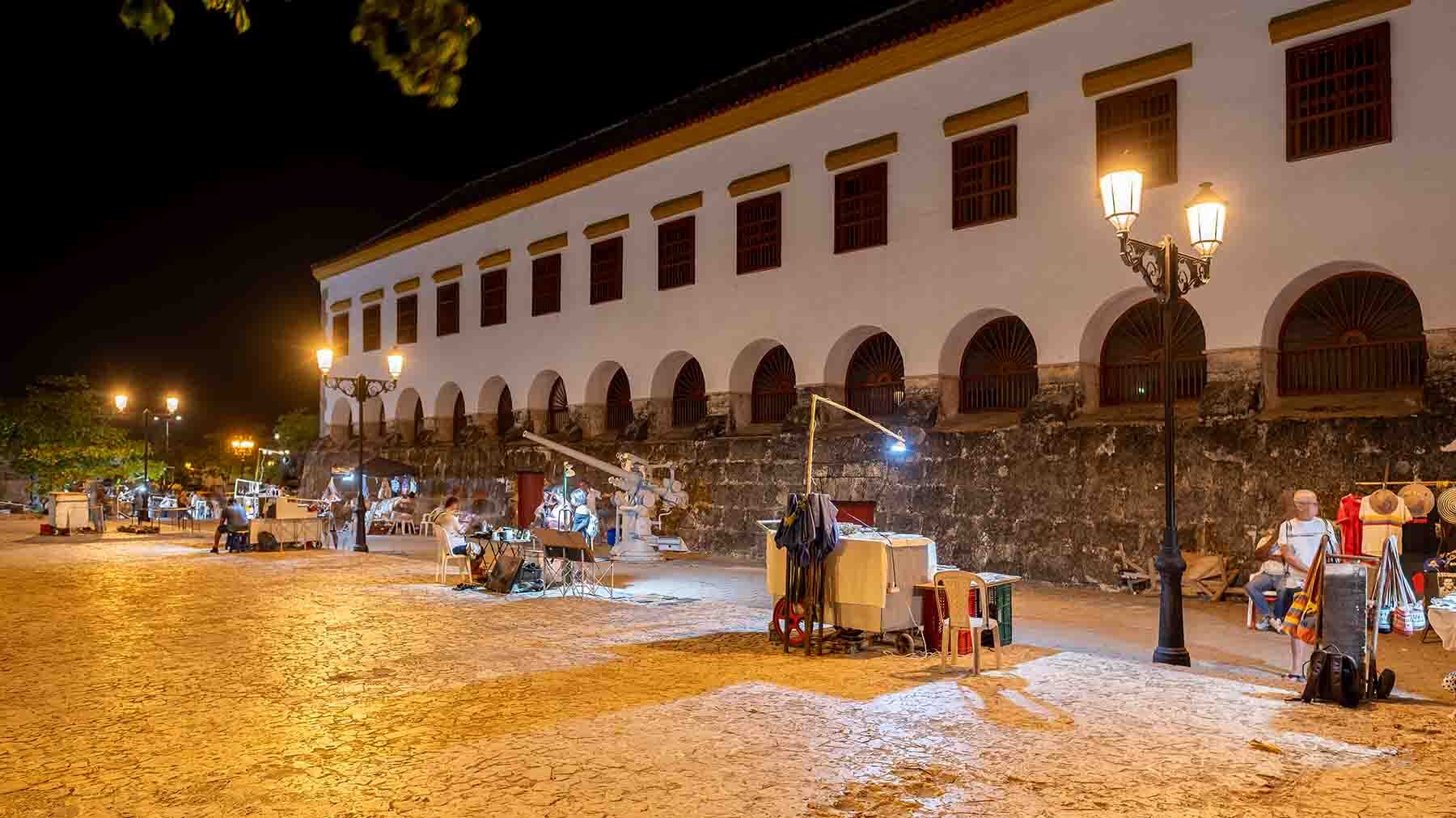 Vista del Paseo de los Héroes Navales con la nueva iluminación: tecnología LED de bajo consumo que mejora la visibilidad sin afectar la estética del entorno.