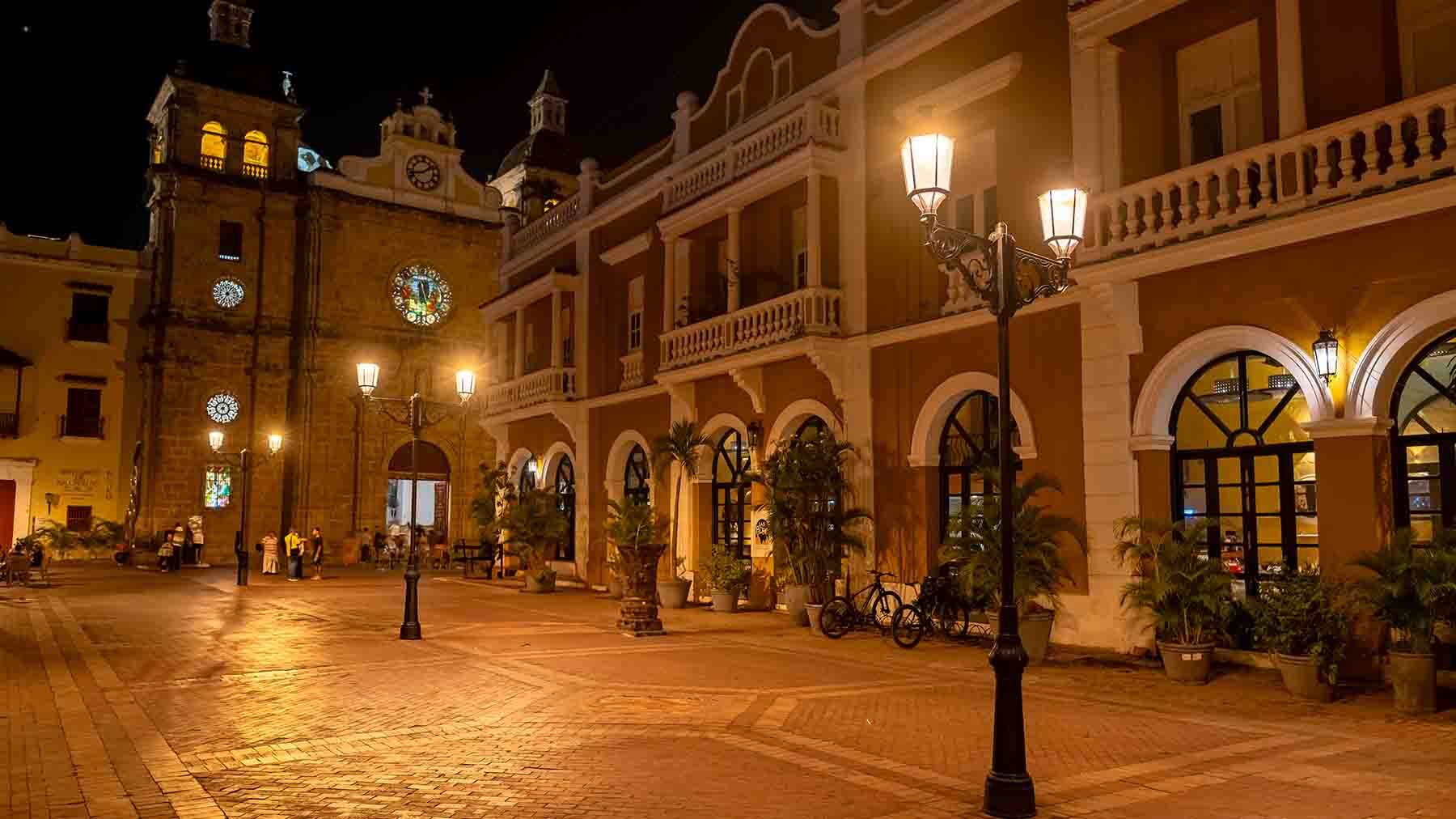 Plaza San Pedro Claver iluminada con tecnología avanzada, resaltando su arquitectura icónica y mejorando la percepción del espacio urbano.