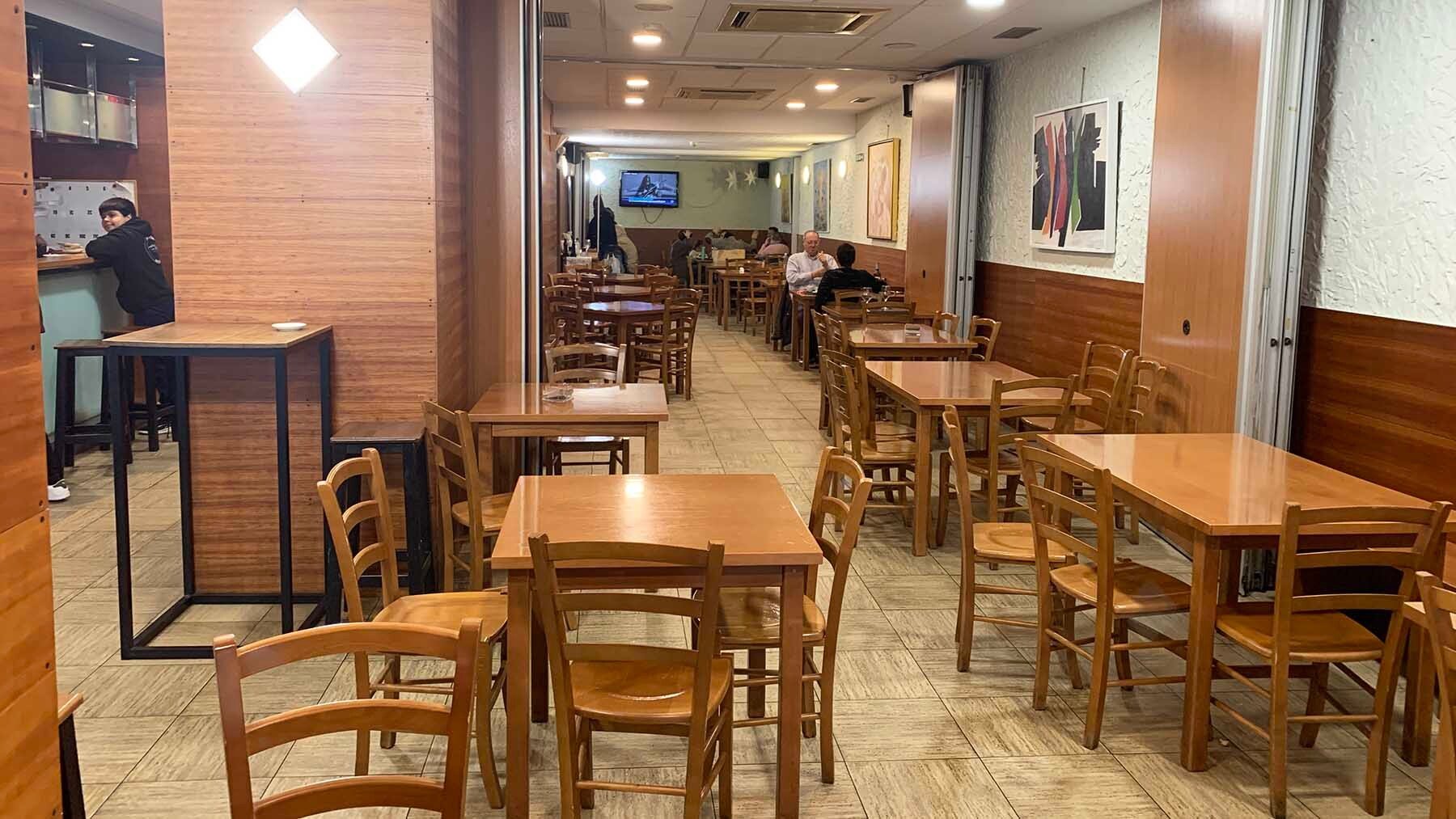 Comedor del bar Stikbol en la calle Iturralde y Suit 9 de Pamplona. Navarra.com