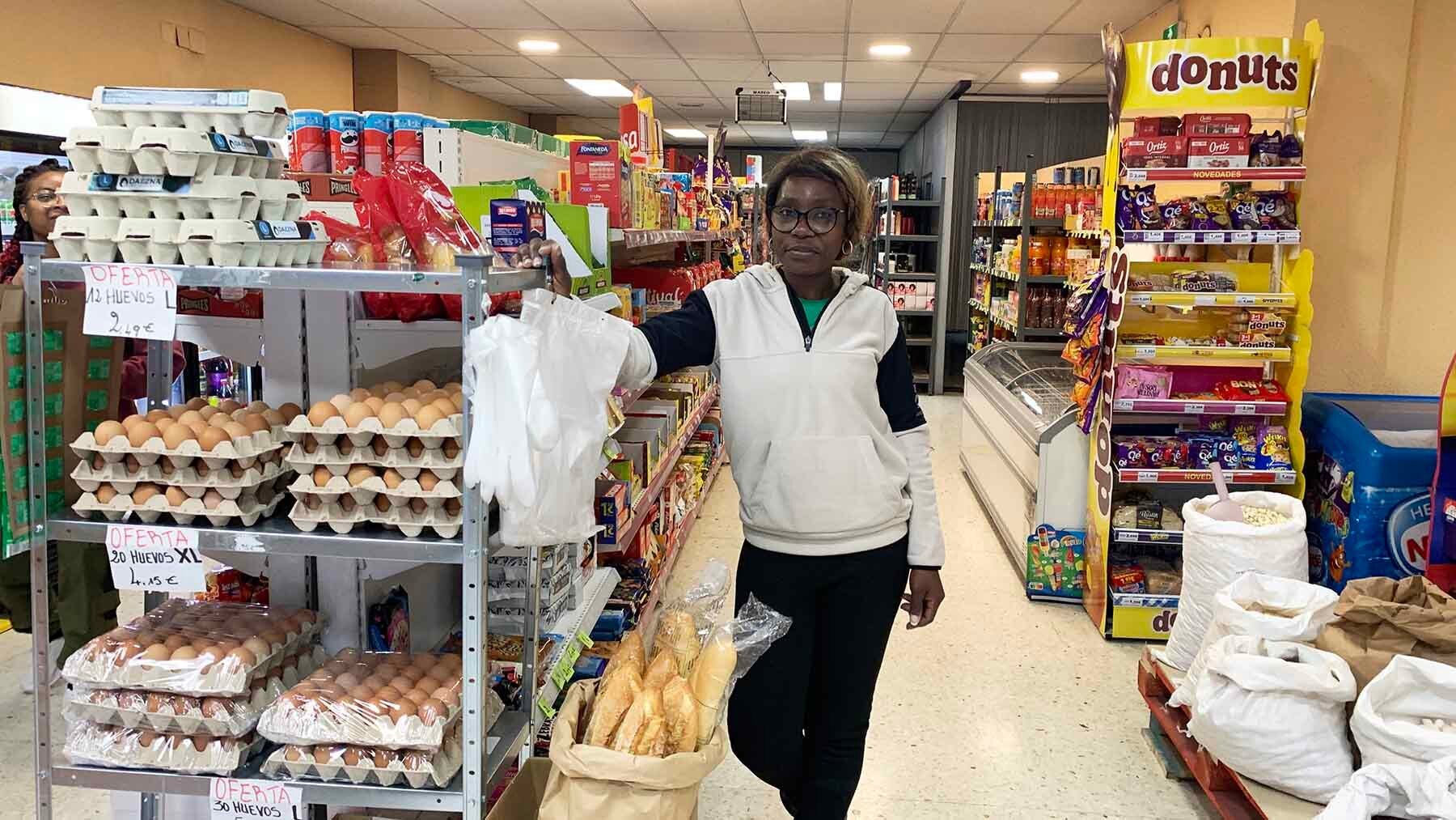 Noel Marcel en su tienda de alimentación en la avenida de Zaragoza 30 en Pamplona. Navarra.com