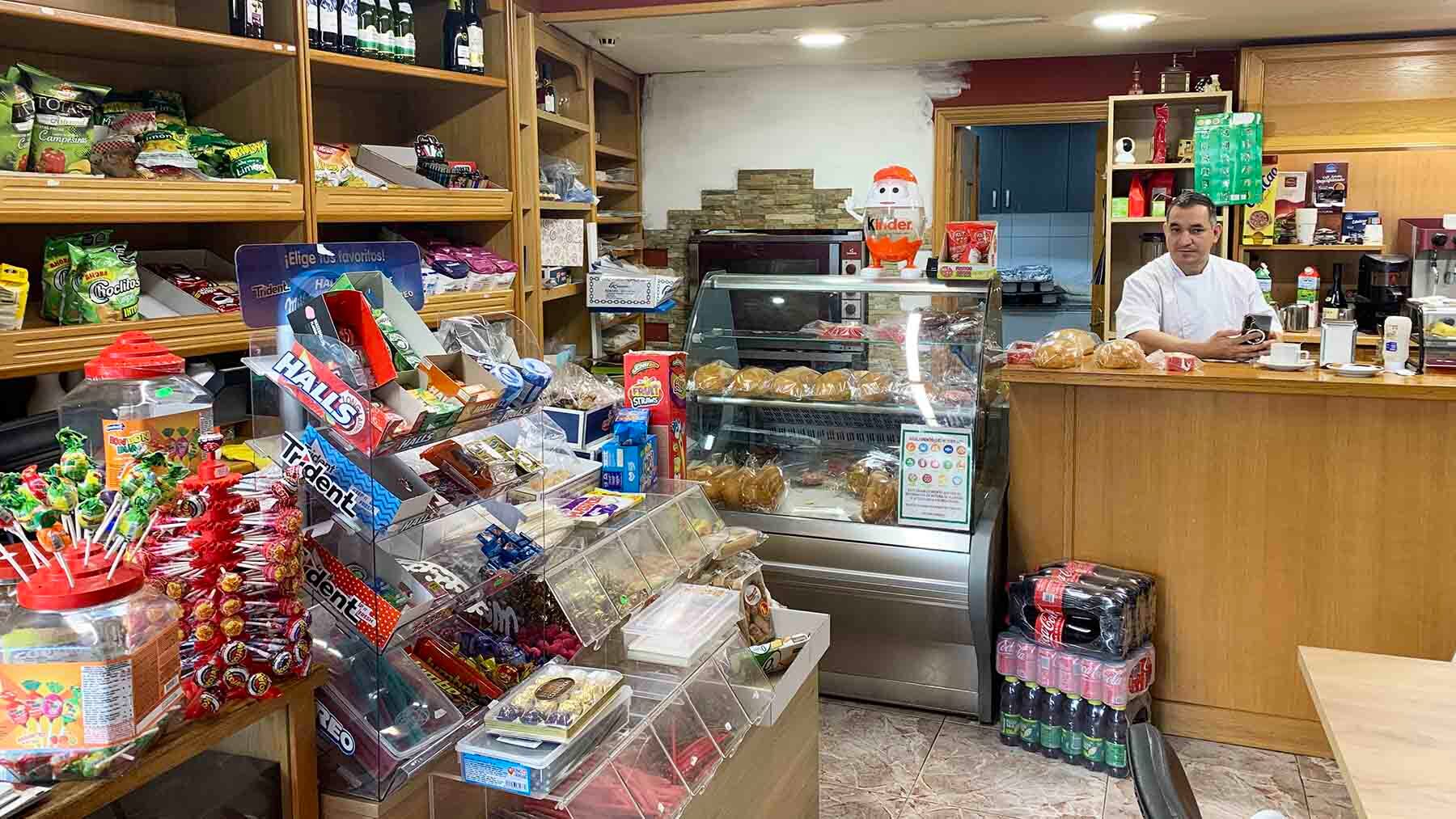 Interior de la panadería situada en la calle Río Araxes 5 de Pamplona. Navarra.com