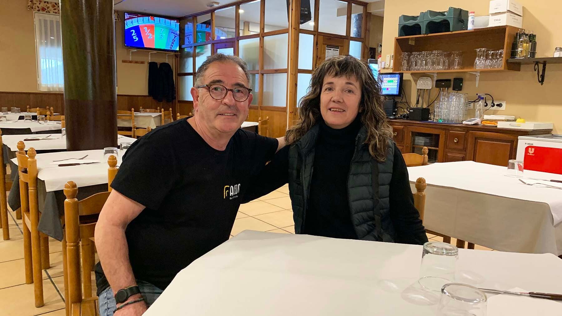 Juan Mari y Marta en el comedor del bar restaurante Camping Acedo. Navarra.com