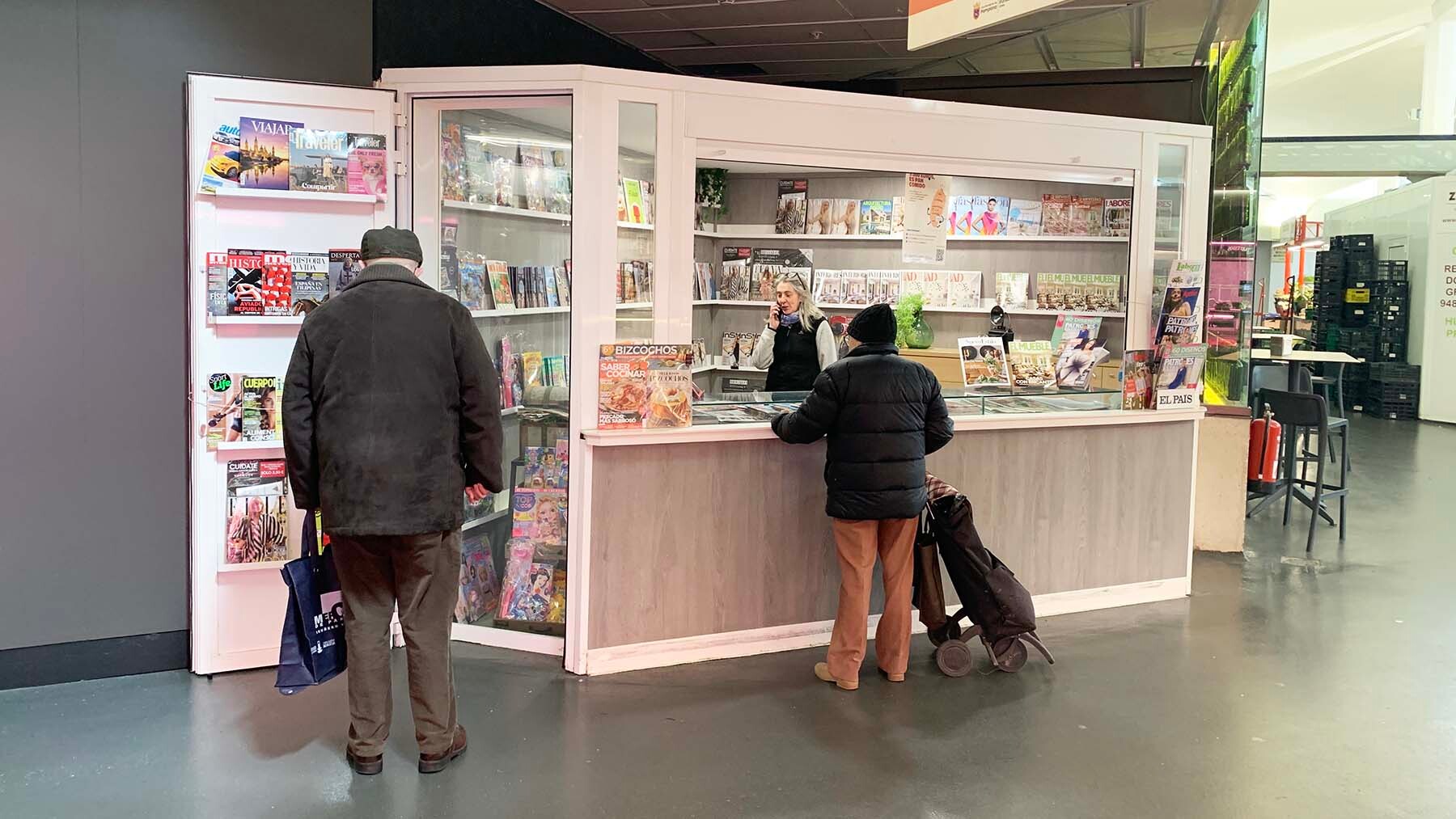 Puesto de venta de prensa y revistas en el mercado del segundo Ensanche de Pamplona. Navarra.com