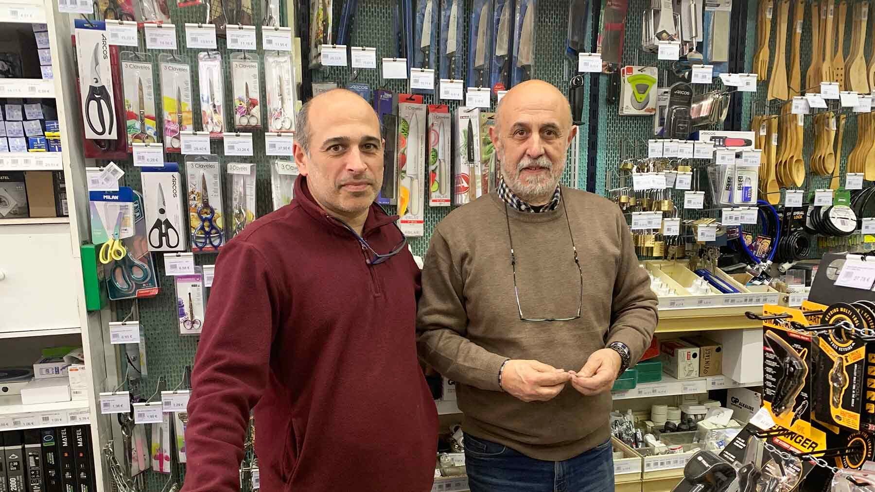 Asier Gárate junto a su padre José Joaquín en la ferretería que lleva su apellido en Pamplona. Navarra.com