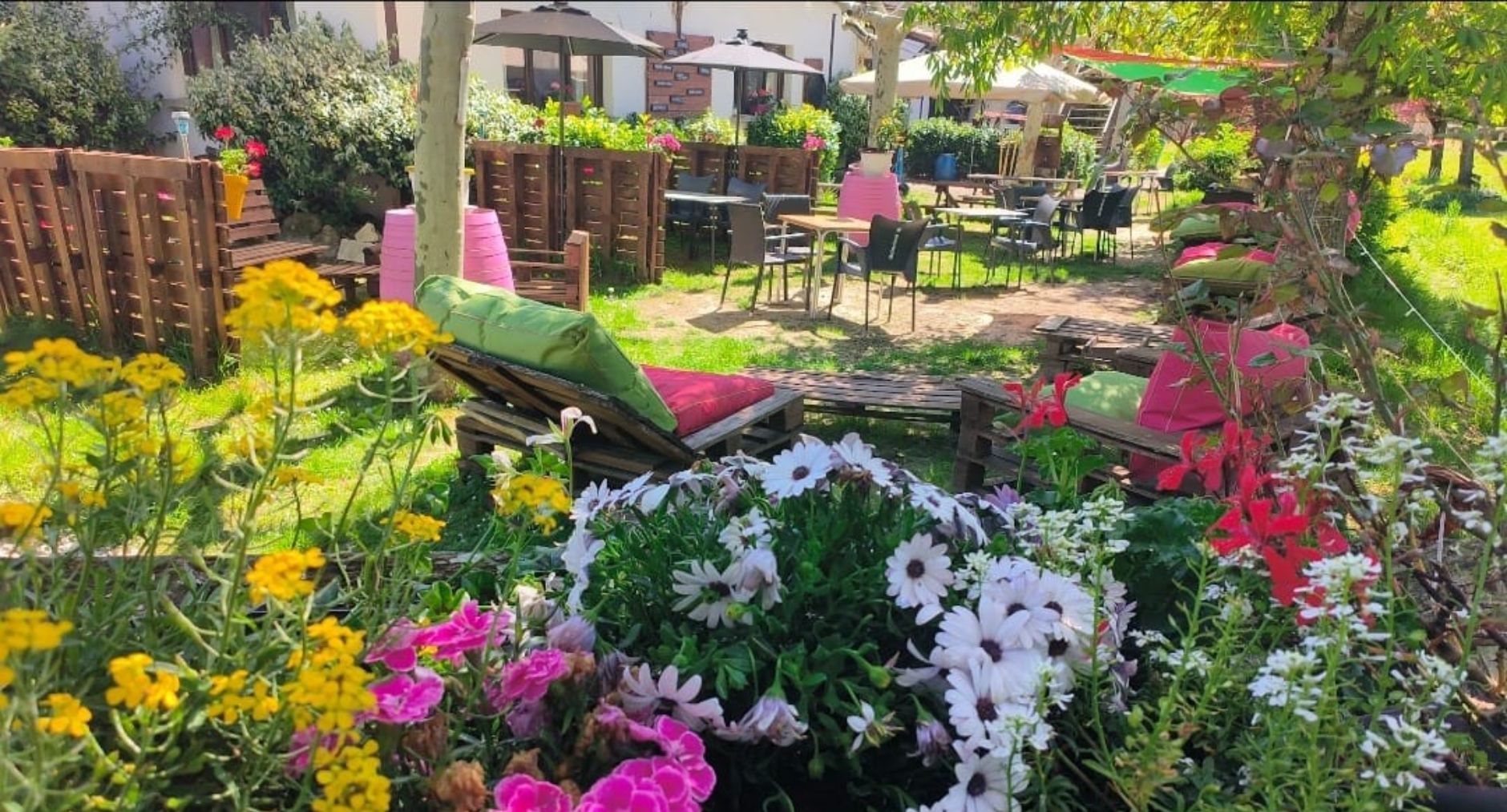 Zona exterior del restaurante Txikot Txikot en el Centro Hípico Añezcar. CEDIDA