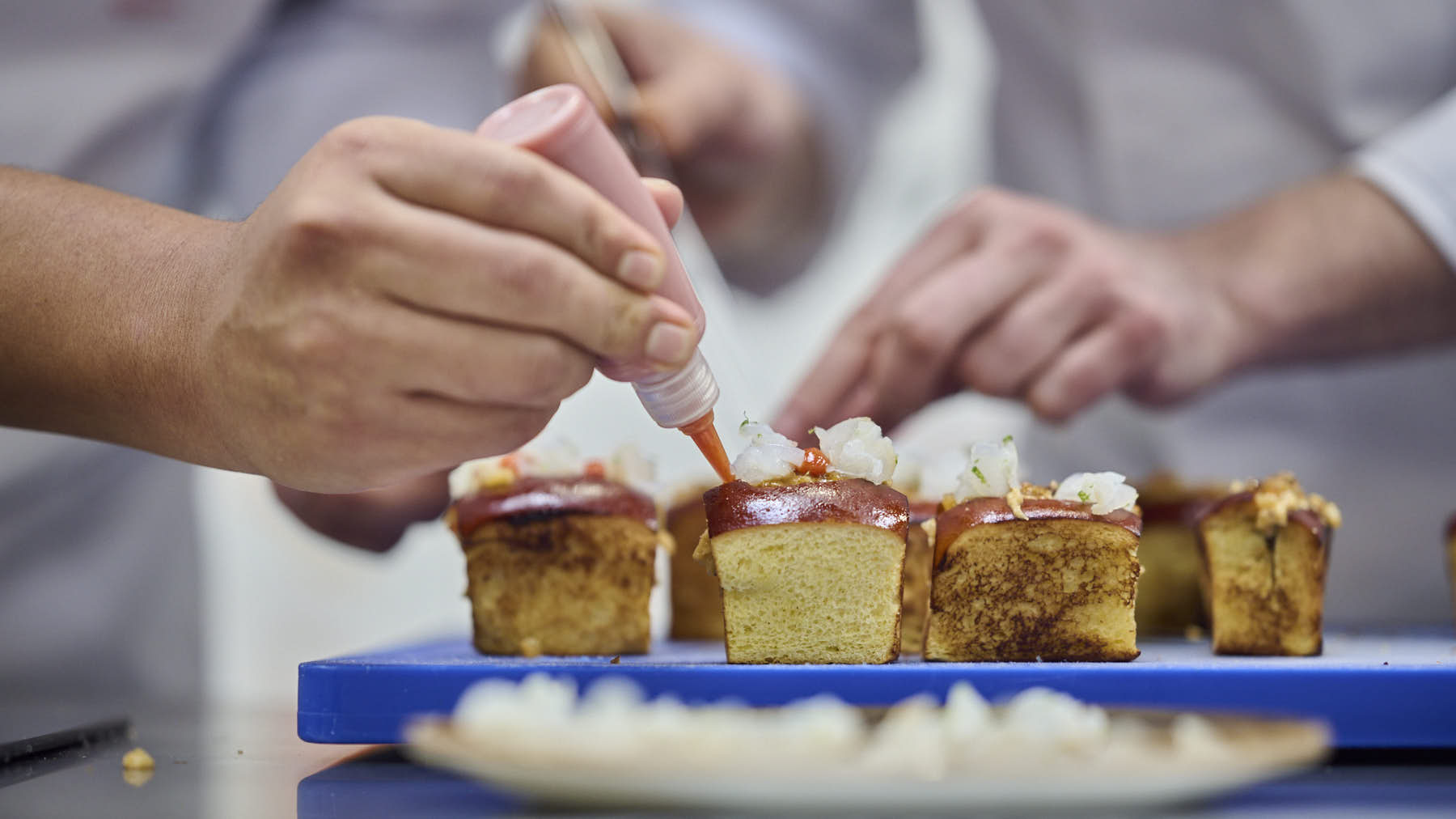 Una ruta por los pinchos solidarios de Pamplona: los establecimientos que recaudan fondos para ADACEN