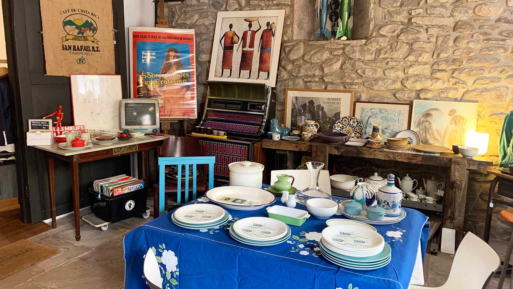 Interior de la tienda de ultramarinos Parroquia 13 de Santesteban. Navarra.com