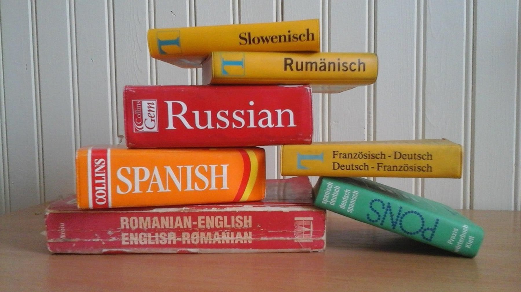 Diccionarios de diferentes idiomas. CEDIDA