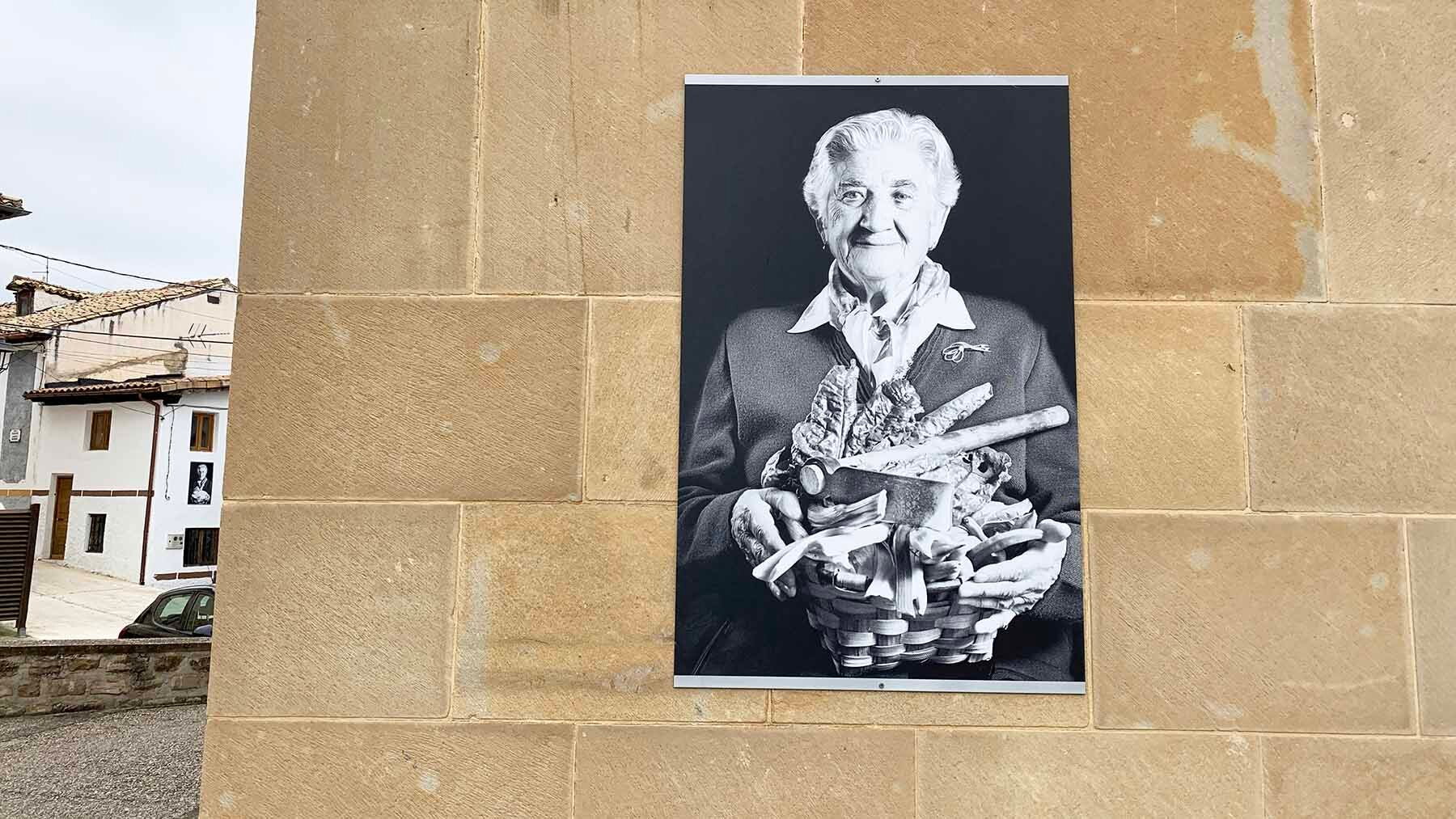 Fotografías de mujeres mayores en las fachadas de las casas en la localidad navarra de Artazu. Navarra.com