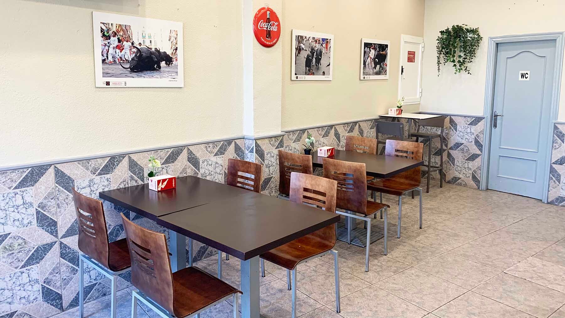 Interior del bar Iturri decorado con fotografías del encierro de San Fermín. Navarra.com