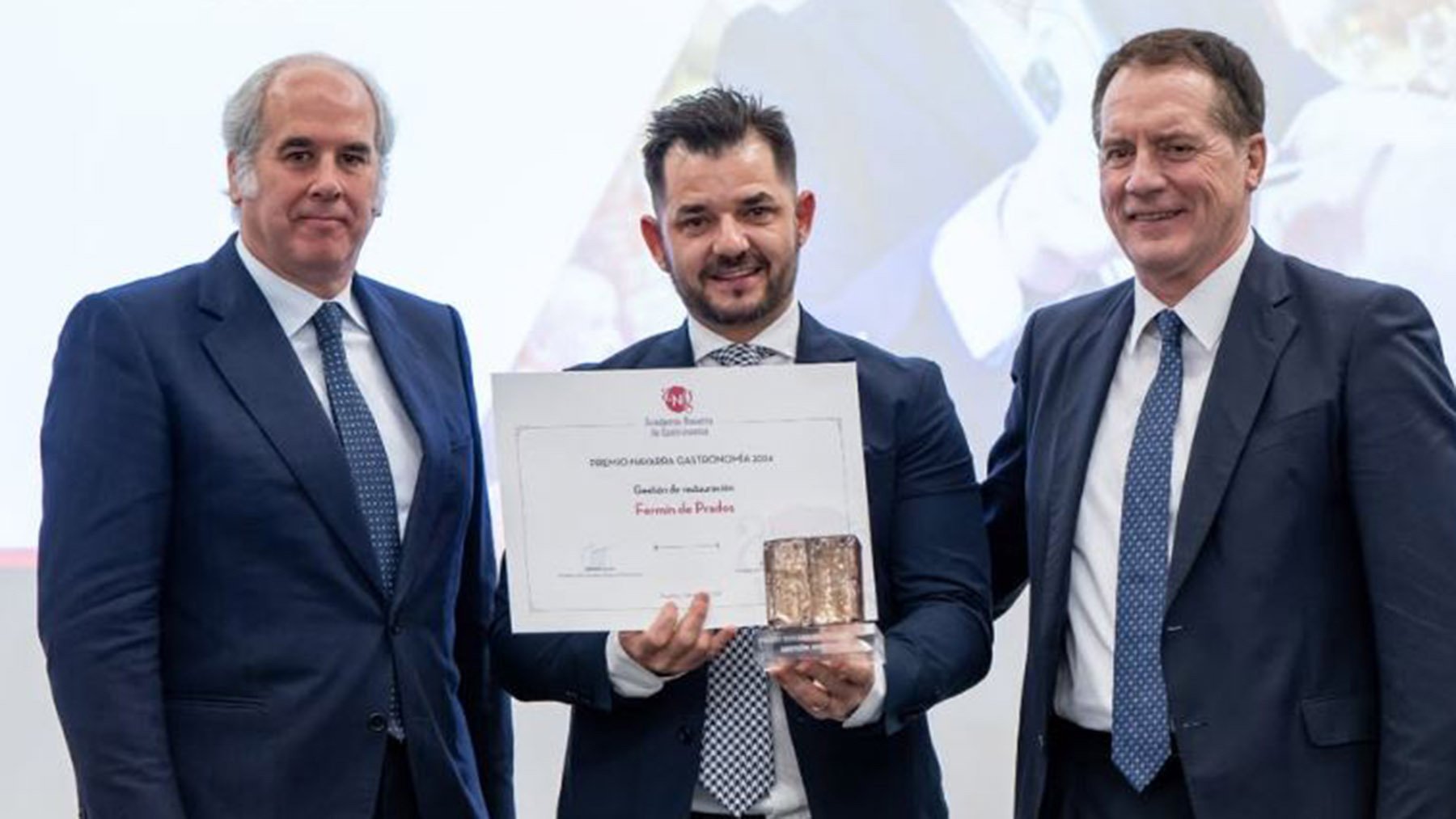 Fermín de Prados recibe el galardón por su trabajo en el restaurante La Olla. Instagram..