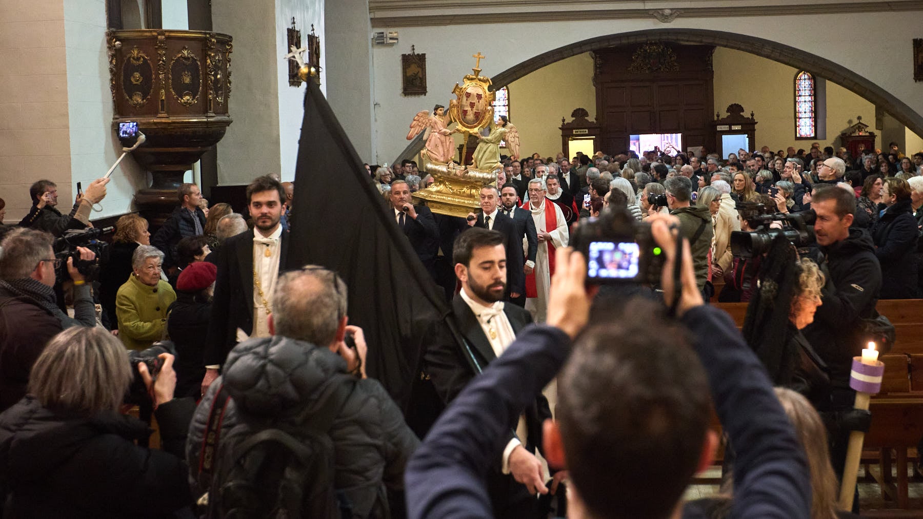 El motivo por el que Pamplona sale cada Jueves Santo con bandera negra y sus medallas al revés