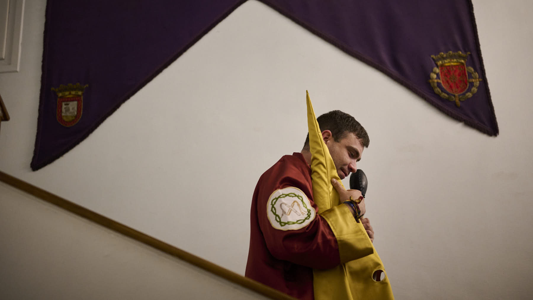 Procesión de Jueves Santo en Pamplona con la presencia de la banda de la Flagelación de Logroño y el arzobispo, Florencio Roselló durante la Semana Santa de 2025. PABLO LASAOSA