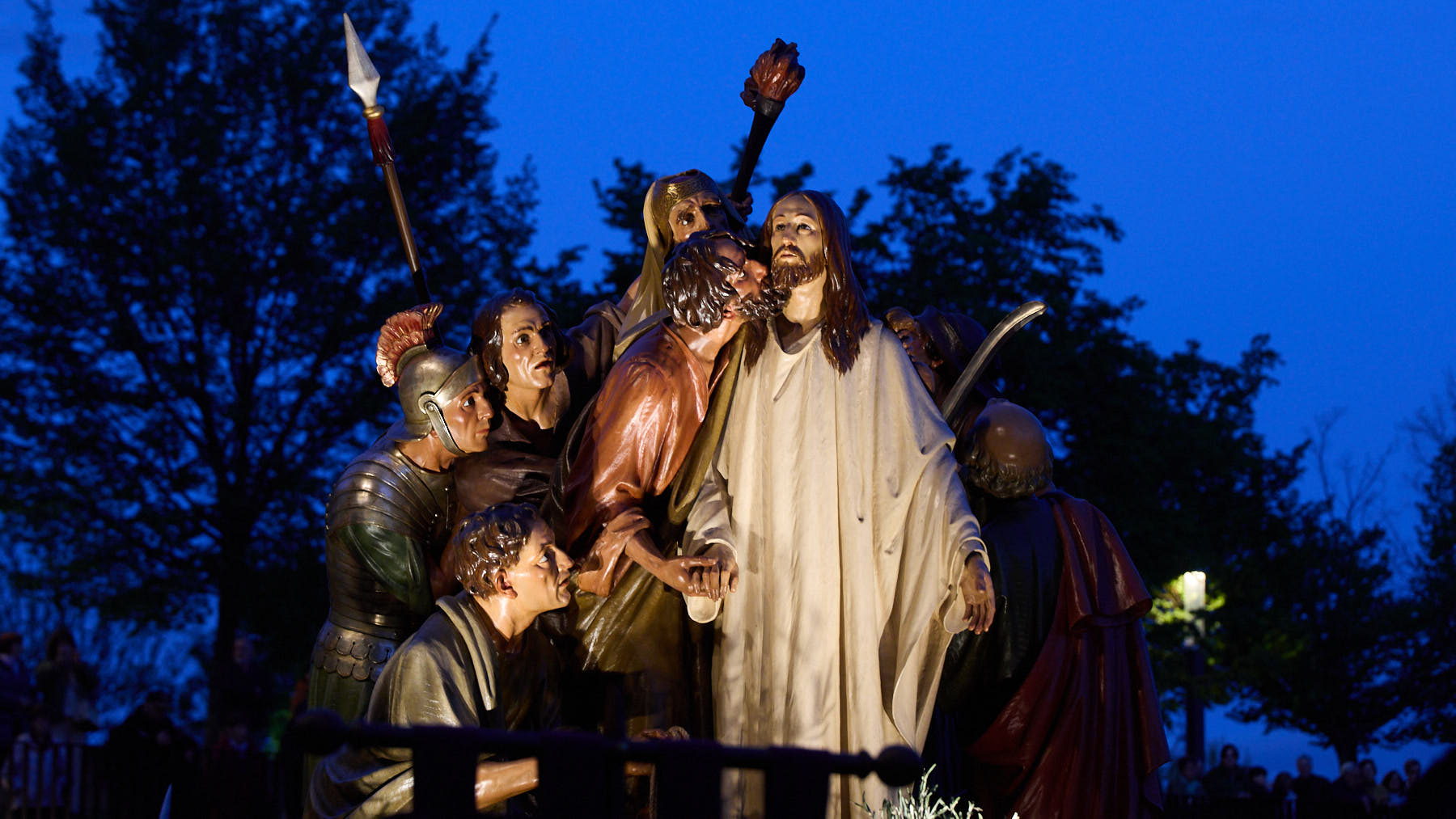 Procesión del Jueves Santo de la Semana Santa 2025 en Pamplona, con el desfile de los pasos de La Última Cena, La Oración del Huerto y El prendimiento, y la participación de la Banda de Cornetas y Tambores de la Cofradía de la Flagelación de Logroño. IÑIGO ALZUGARAY