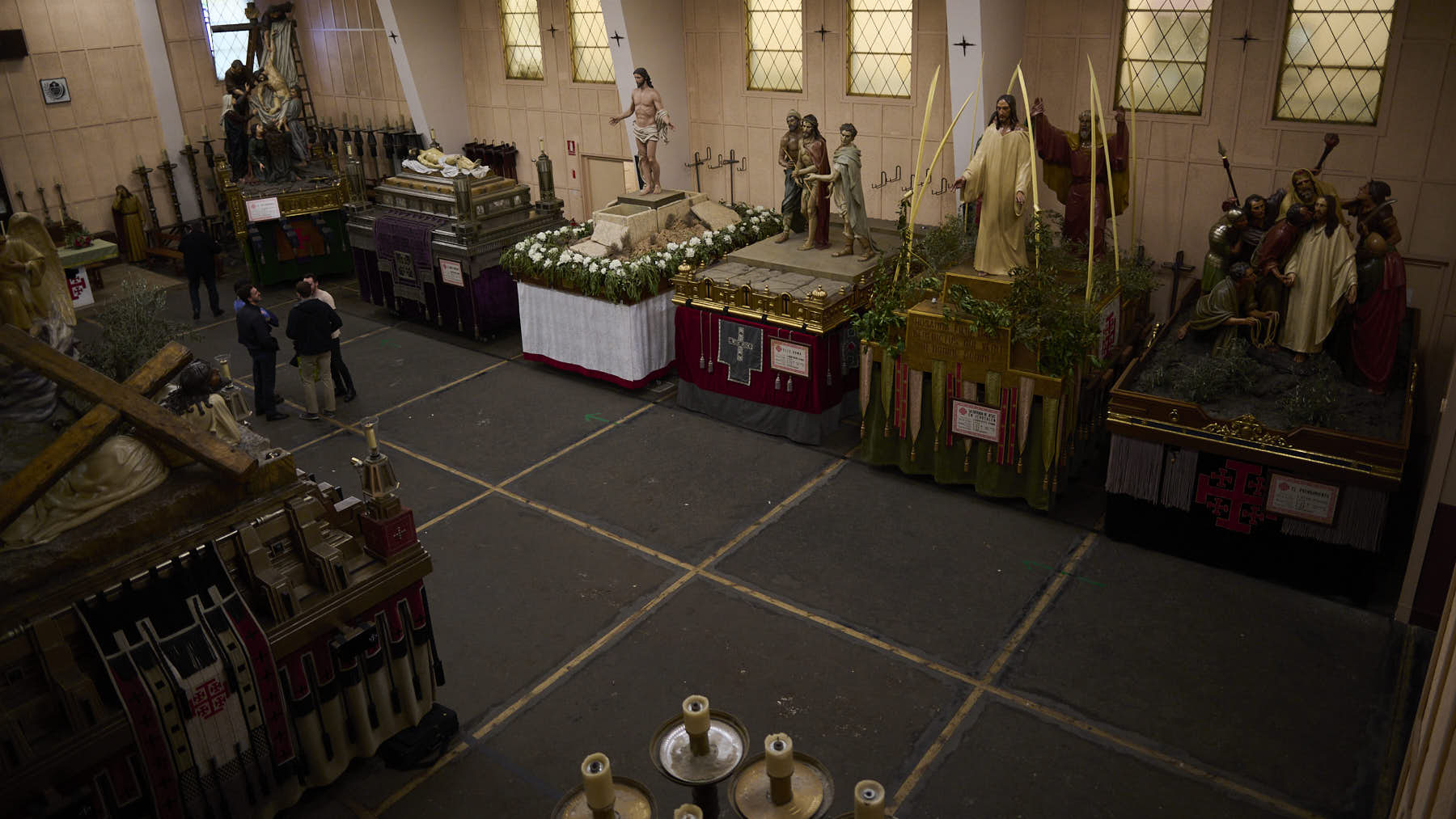 Víacrucis con Cristo Alzado en la catedral de Pamplona tras la suspensión de la procesión de Viernes Santo por la lluvia durante Semana Santa 2025. PABLO LASAOSA