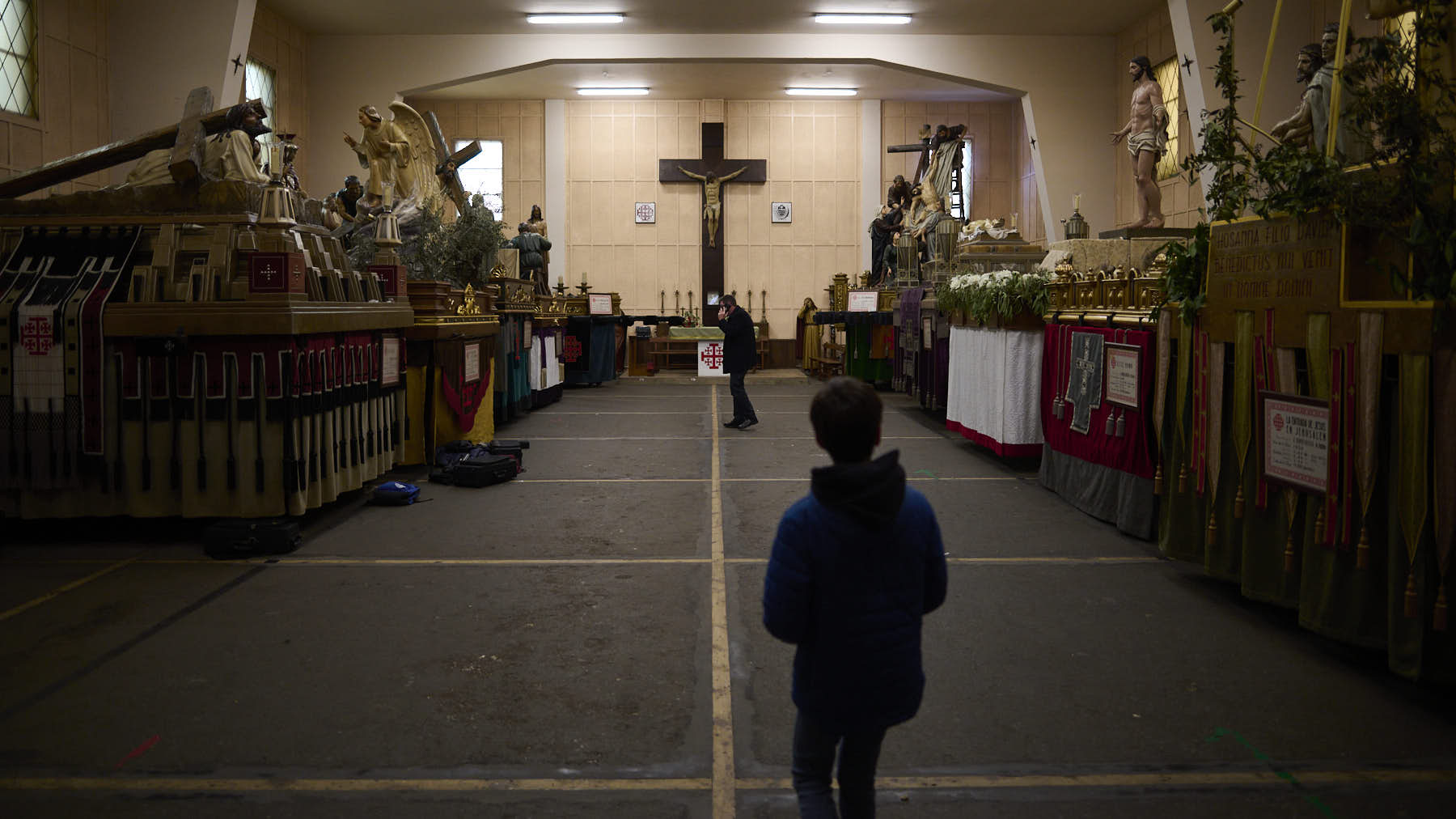 Víacrucis con Cristo Alzado en la catedral de Pamplona tras la suspensión de la procesión de Viernes Santo por la lluvia durante Semana Santa 2025. PABLO LASAOSA