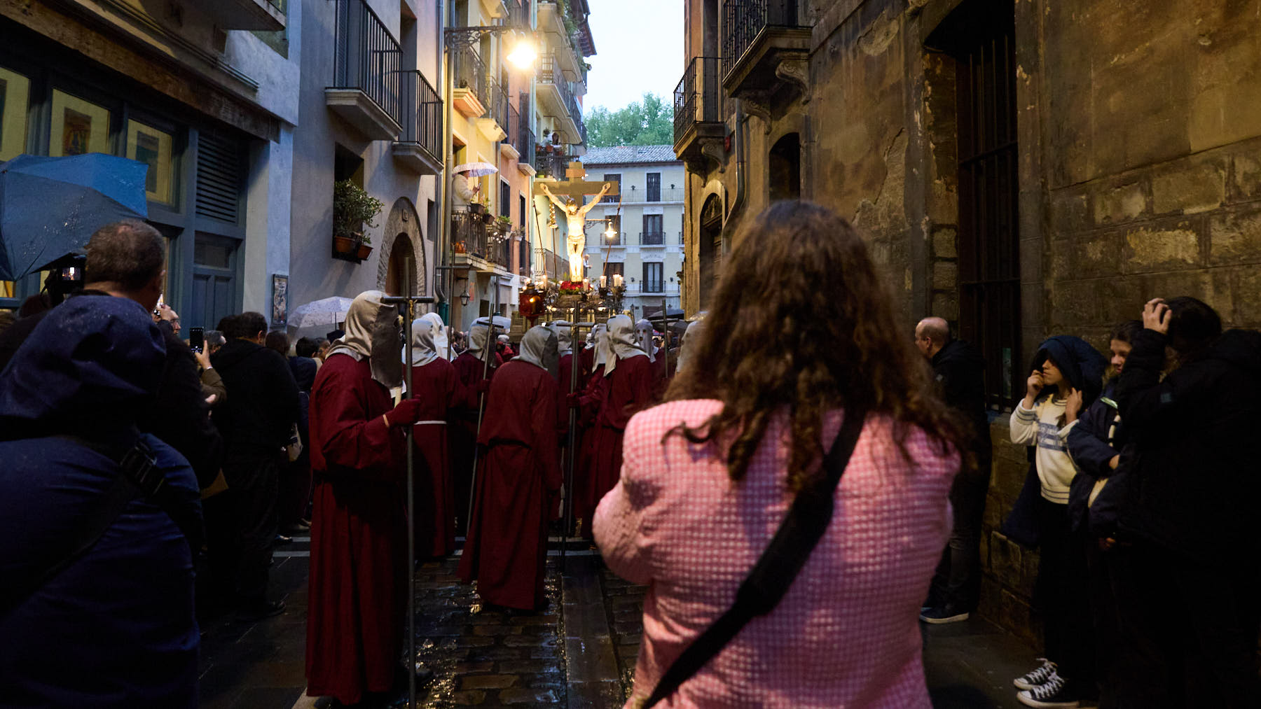 Traslado del paso del Cristo Alzado a la Hermandad de la Pasión tras el Viacrucis en la en el interior de la Catedral de Pamplona tras la suspensión de la procesión de Viernes Santo debido a la lluvia. IÑIGO ALZUGARAY