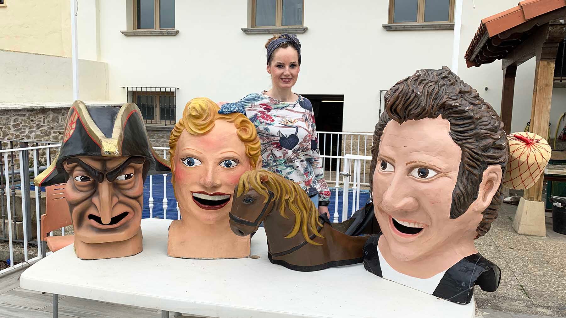 Ainara Galdeano con un grupo de cabezudos hechos en su propio taller de Artazu. Navarra.com