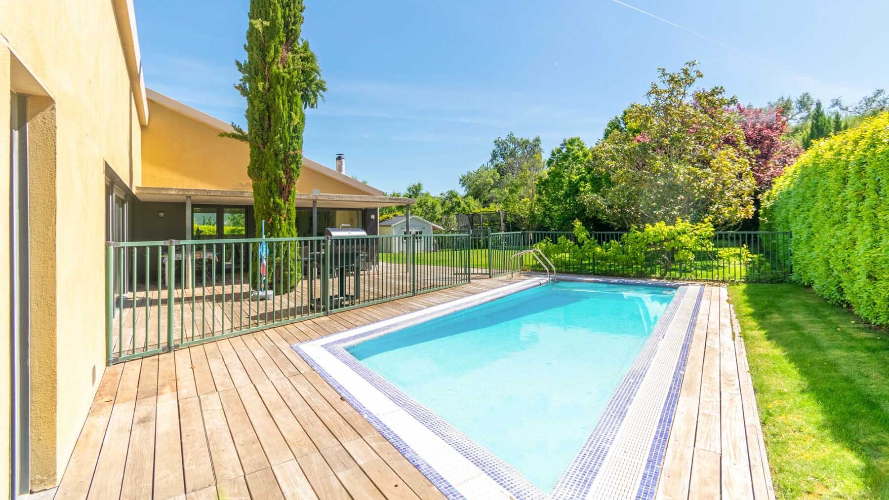 La casa rural Casa Gazaga con piscina y sona verde en la localidad navarra de Lácar. Cedida.