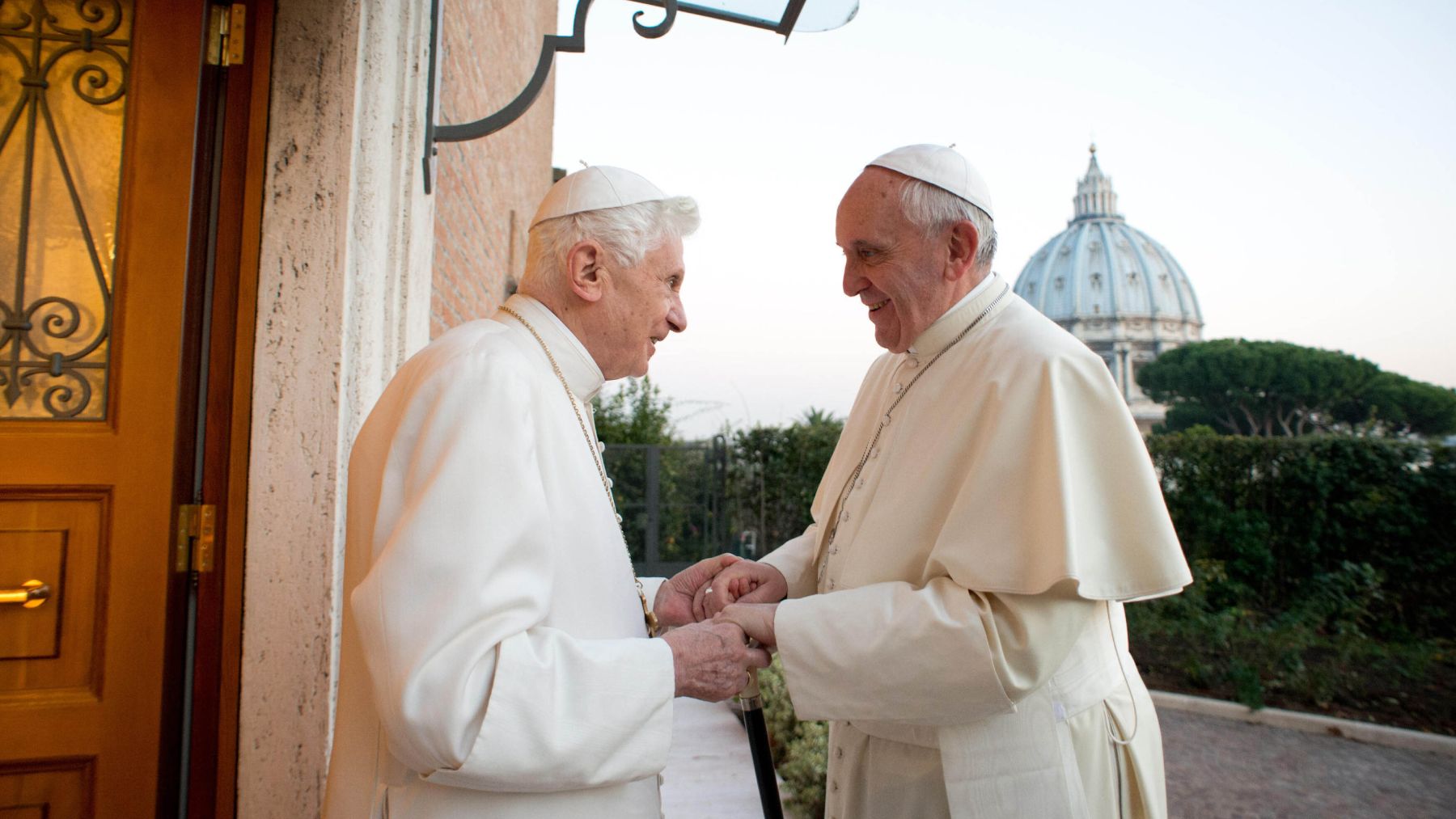 El Papa Francisco con Benedicto XVI en 2020. Or / Picciarella / Ropi / Zuma Press / ContactoPhoto