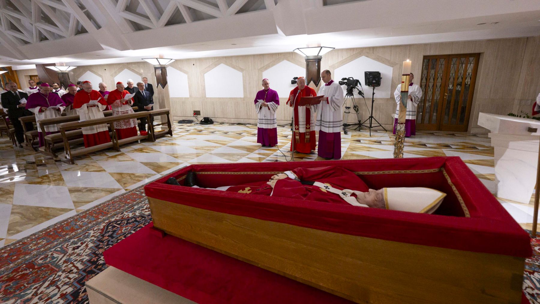 El papa Francisco en la capilla ardiente de la residencia Santa Marta de El Vaticano. EUROPA PRESS