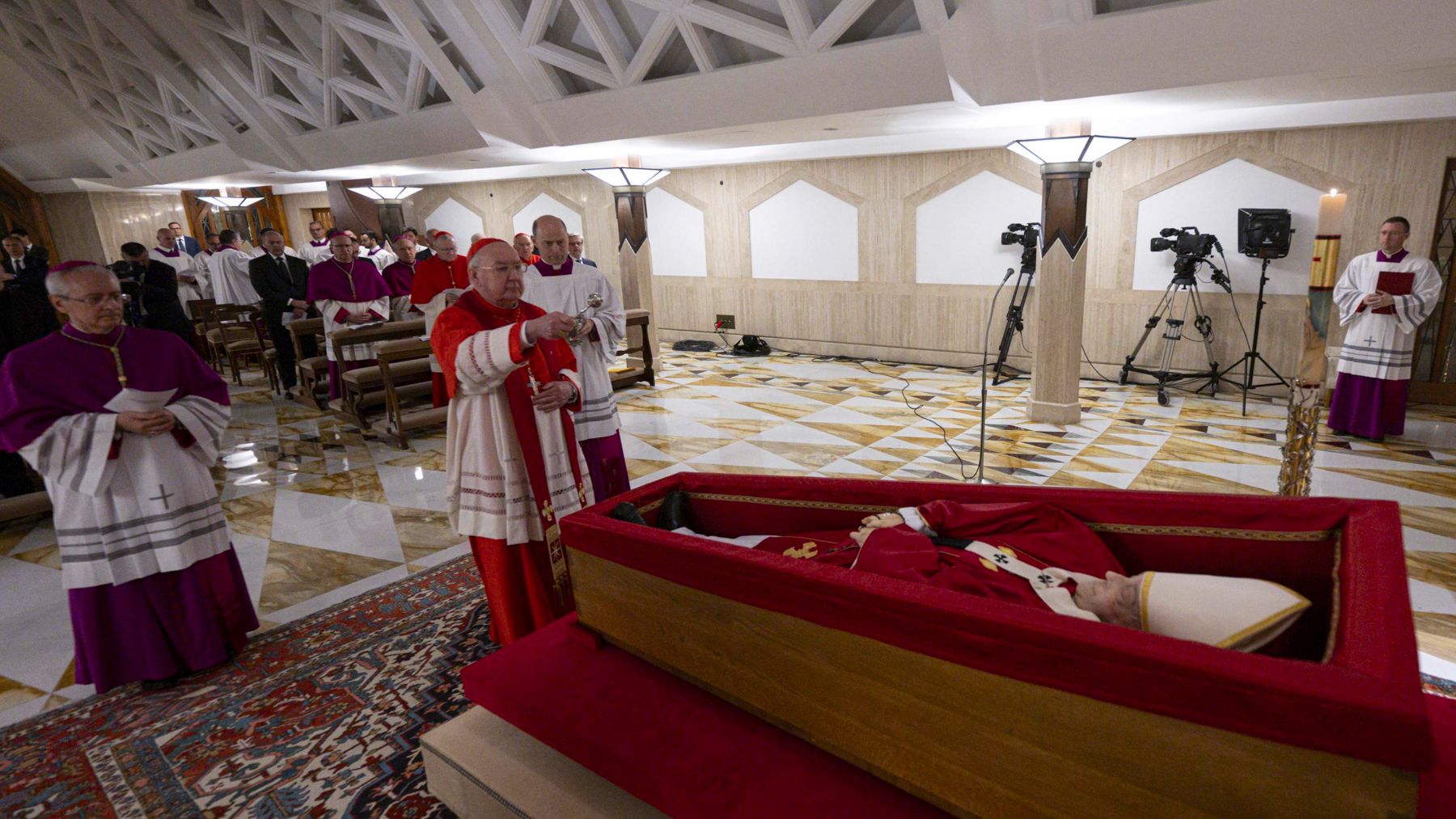 El papa Francisco en la capilla ardiente de la residencia Santa Marta de El Vaticano. EUROPA PRESS