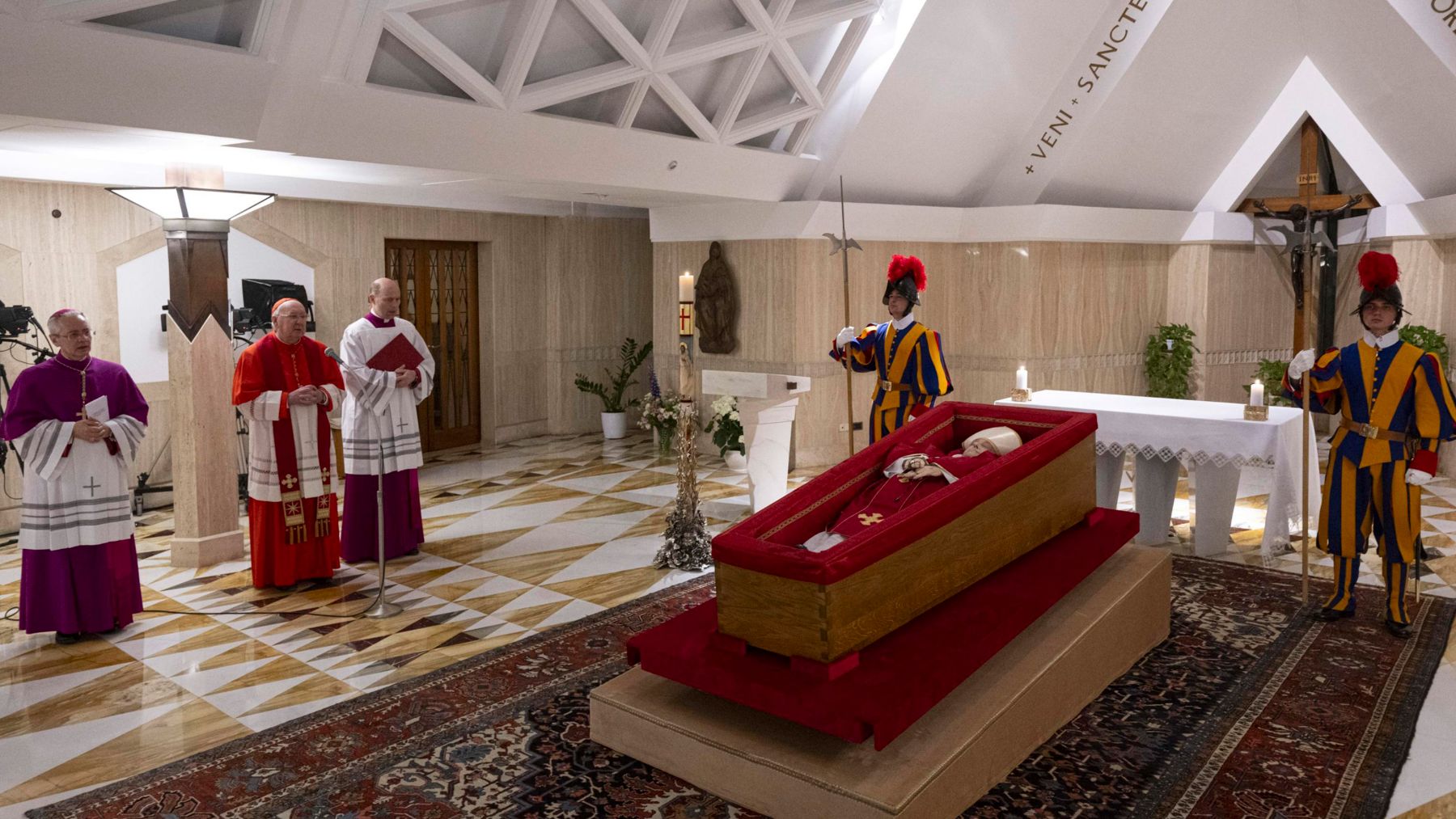 El papa Francisco en la capilla ardiente de la residencia Santa Marta de El Vaticano. EUROPA PRESS