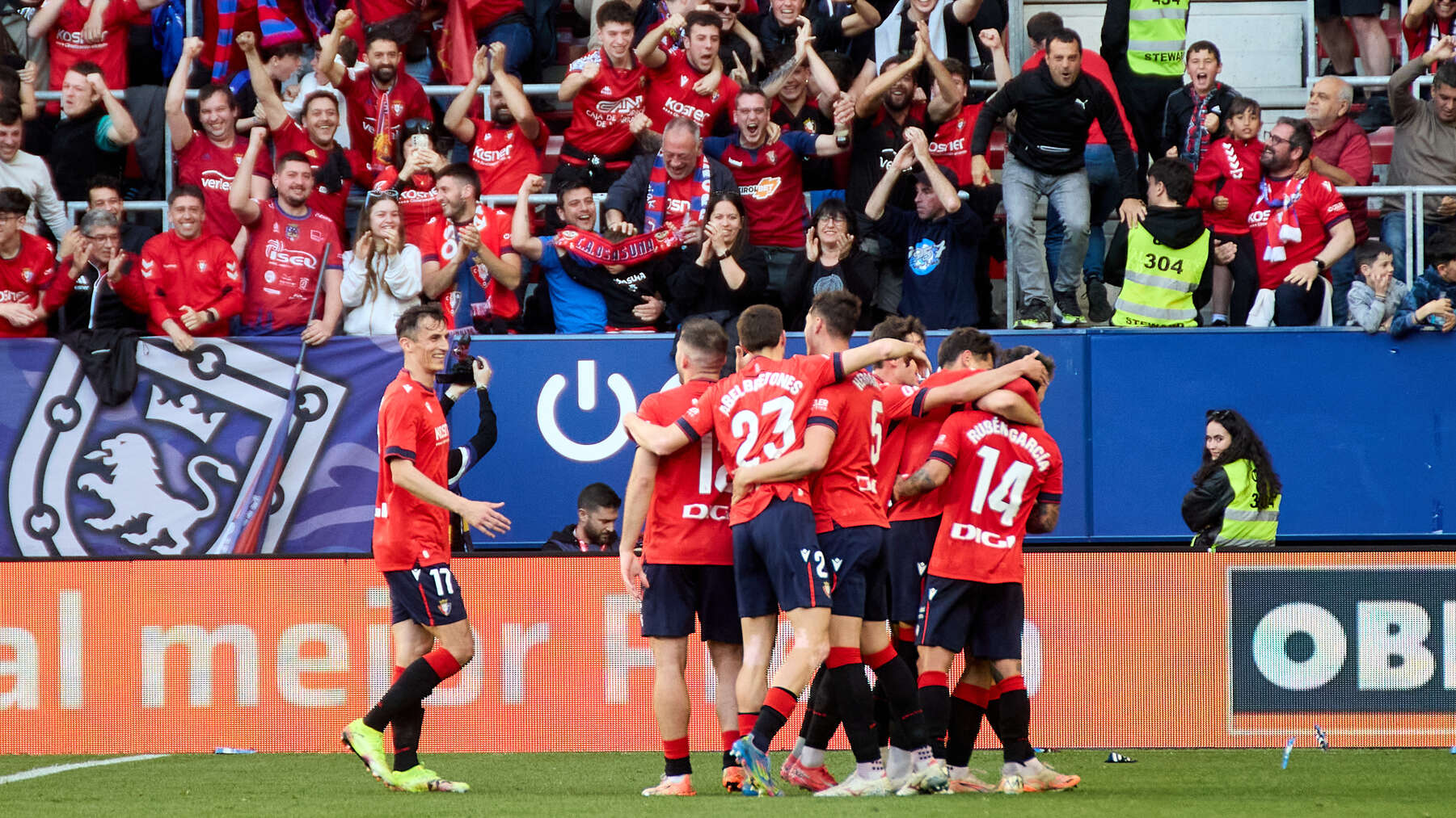 Los jugadores de Osasuna celebran el gol de Rubén García (1-0) durante el partido de La Liga EA Sports entre CA Osasuna y Sevilla FC disputado en el estadio de El Sadar en Pamplona. IÑIGO ALZUGARAY