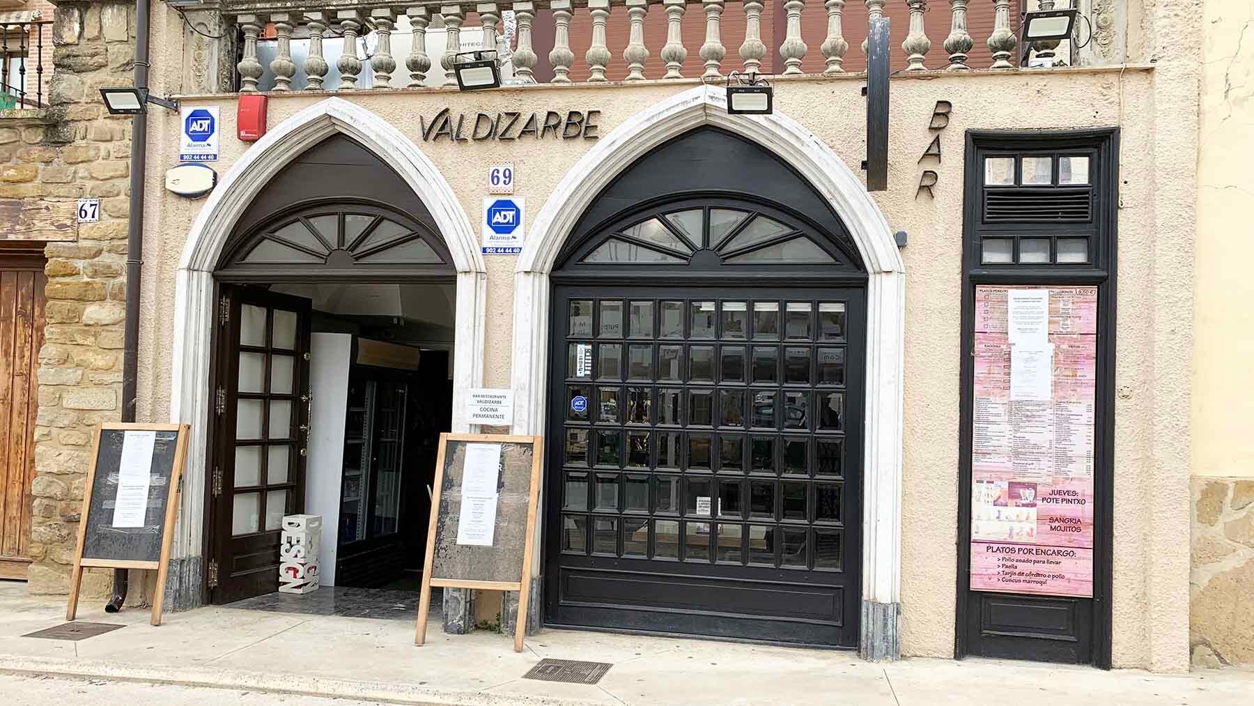 Fachada del bar restaurante Valdizarbe en el Paseo de los Fueros 69 de Puente la Reina. Navarra.com