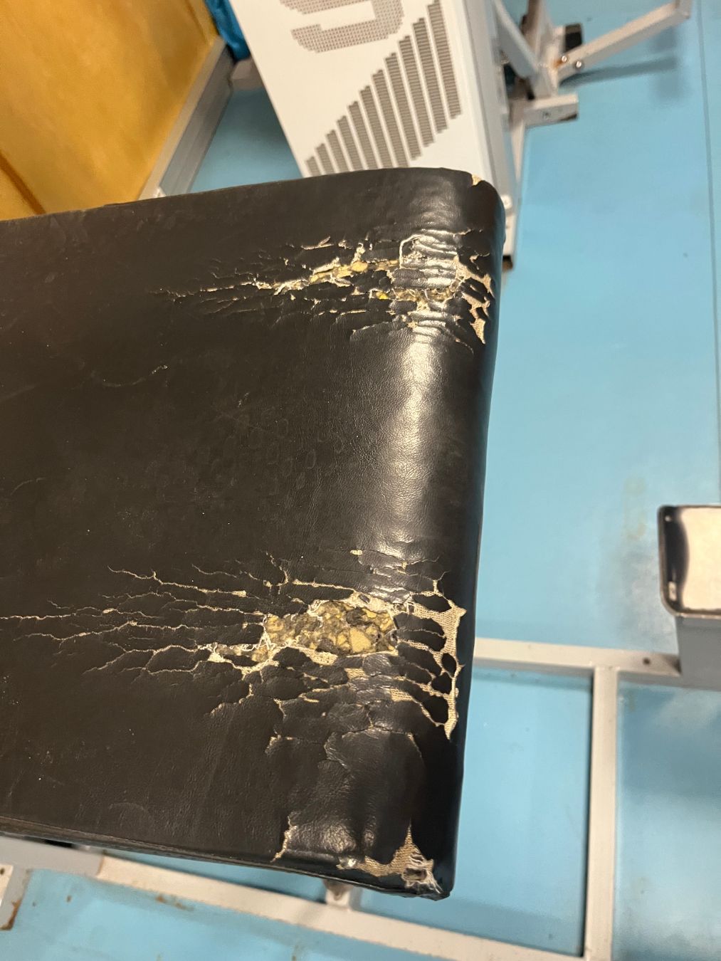 Estado de los bancos de la sala de máquinas del gimnasio en Aranzadi. CEDIDA