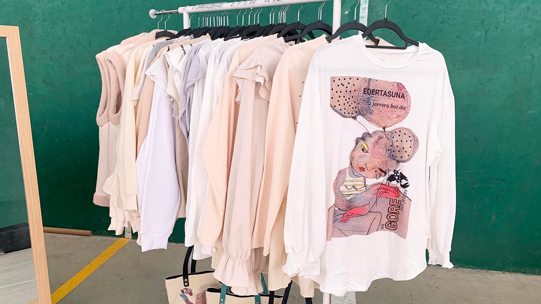 Camisetas expuestas por Nagore San Felices en una exposición de artesanía en Murieta. Navarra.com