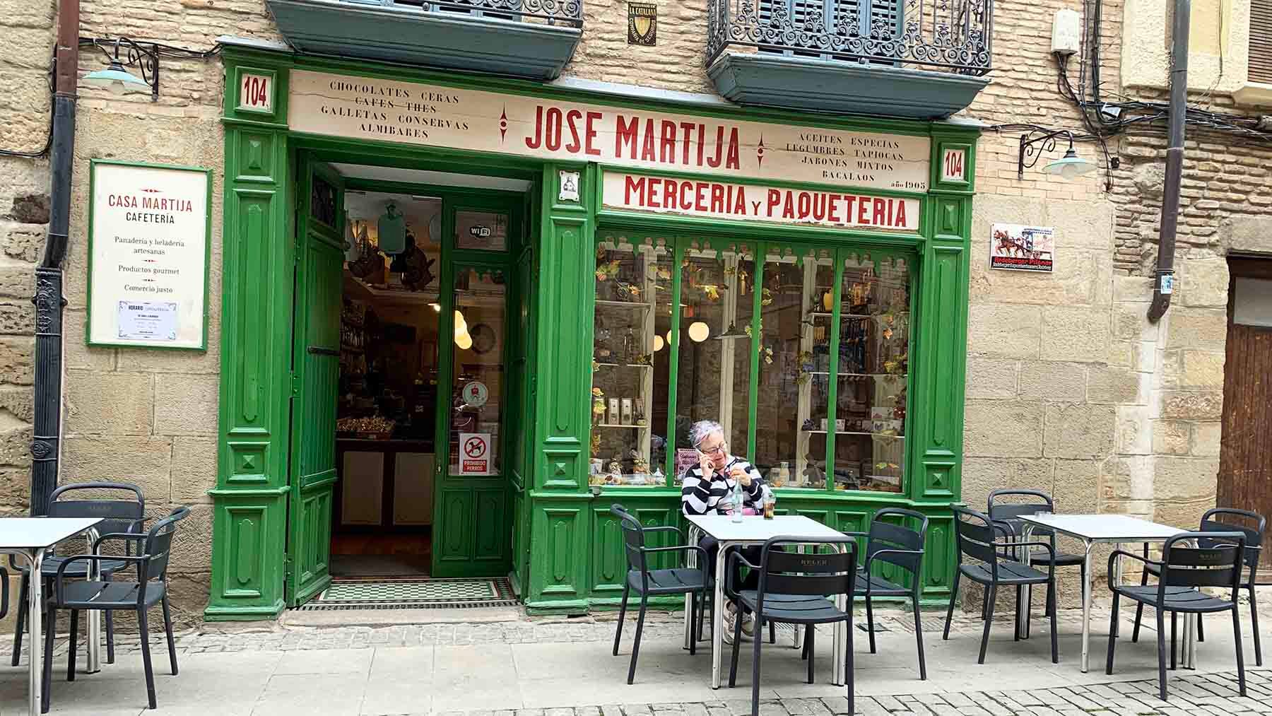 Fachada de la cafetería José Martija en la calle Mayor 104 de Puente la Reina. Navarra.com