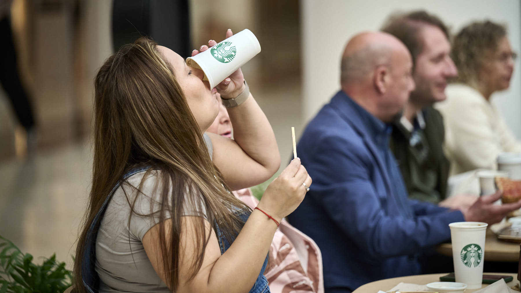 Starbucks inaugura su nueva cafetería en el Centro Comercial la Morea. PABLO LASAOSA