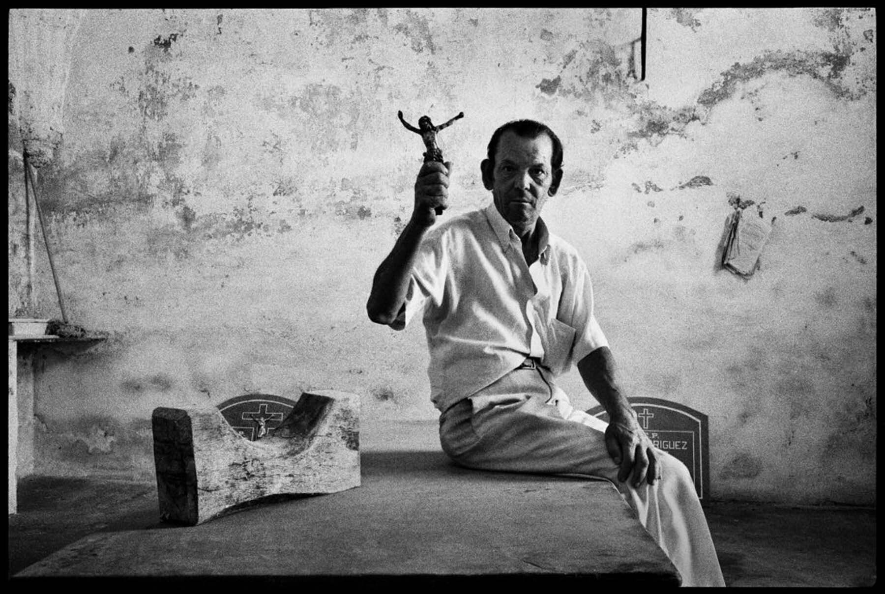 Foto 08 Enterrador de oficio. Del reportaje monográfico El Santo Christo Ibérico. Badajoz 1991. (Foto Koldo Chamorro, cortesía de la familia)