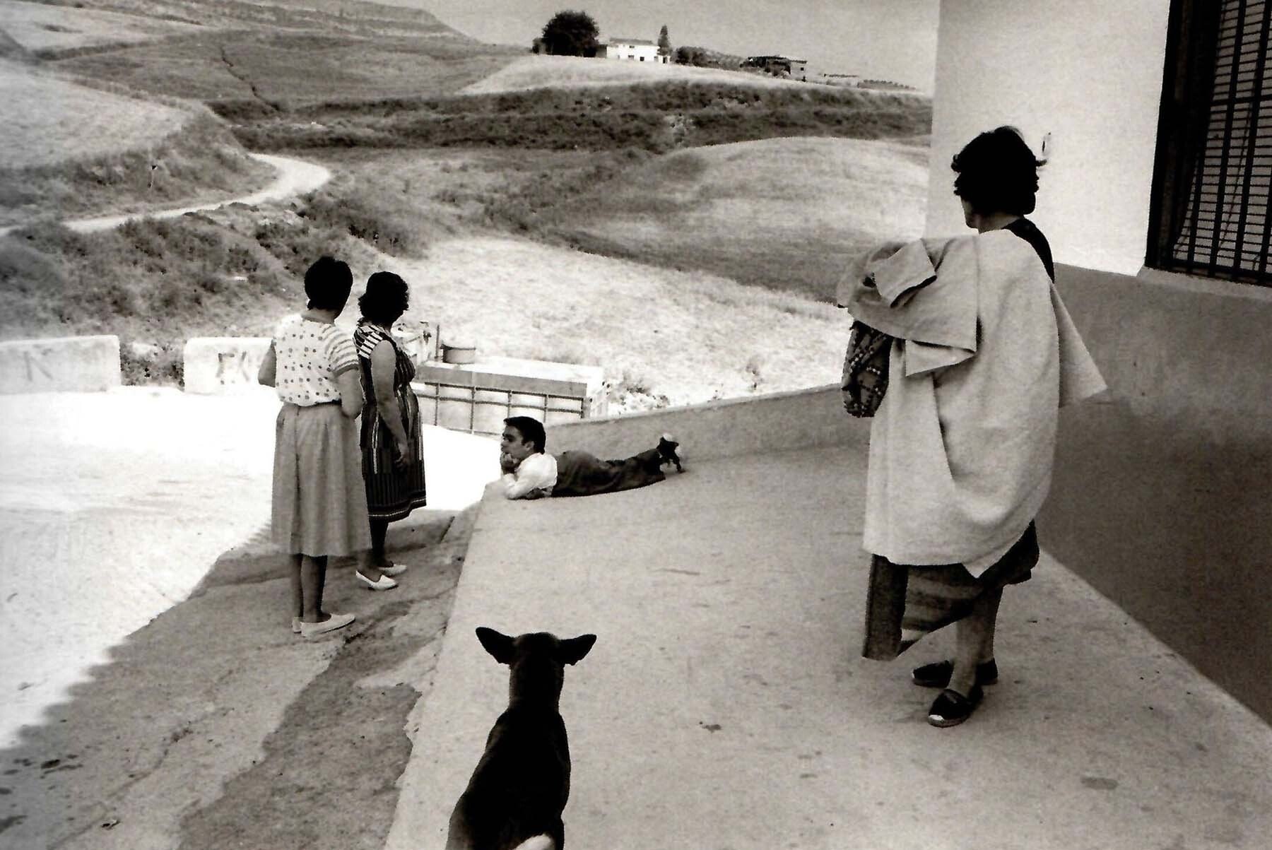 Foto 16. El enano. Cádiz 1982. Del reportaje monográfico La España Mágica. (Foto Koldo Chamorro, cortesía de la familia)