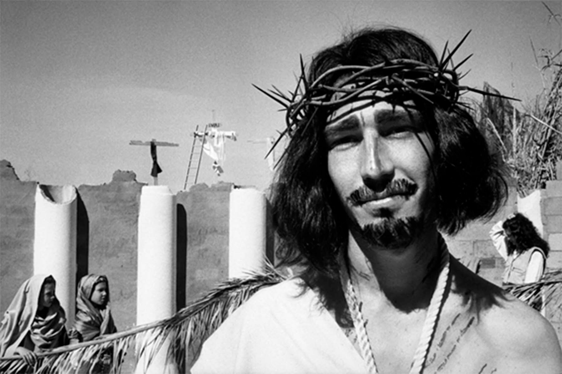 Foto 11. Barbas y bigotes de tinta artificial. Del reportaje monográfico El Santo Christo Ibérico. Huelva 1995. (Foto Koldo Chamorro, cortesía de la familia)