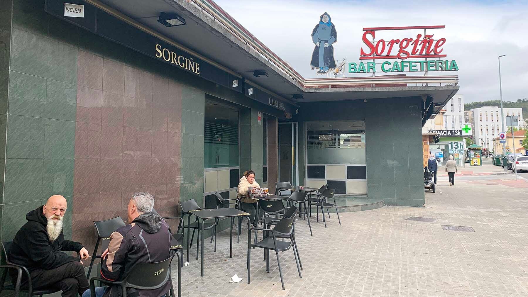 Fachada del bar Sorgiñe en el barrio pamplonés de la Txantrea. Navarra.com