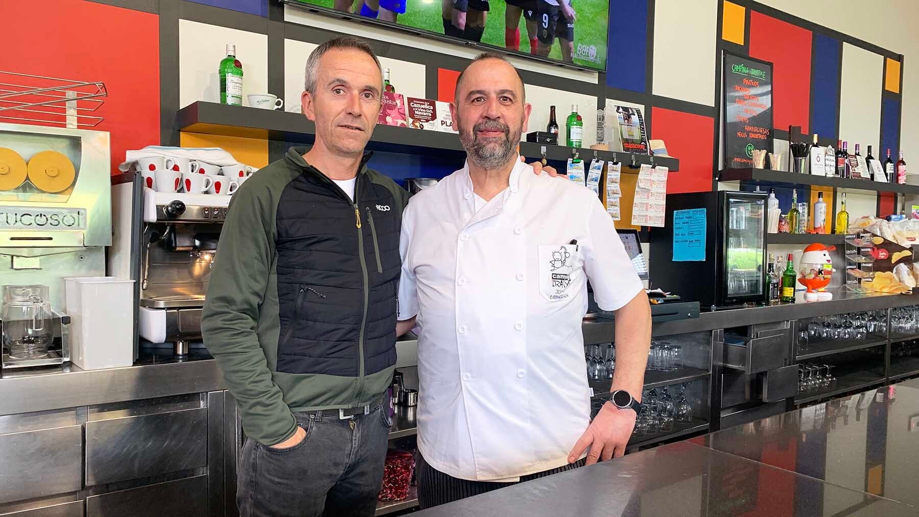 Sergio Vicente y Juan Cruz Lizarraga en el restaurante del camping Iratxe. Navarra.com