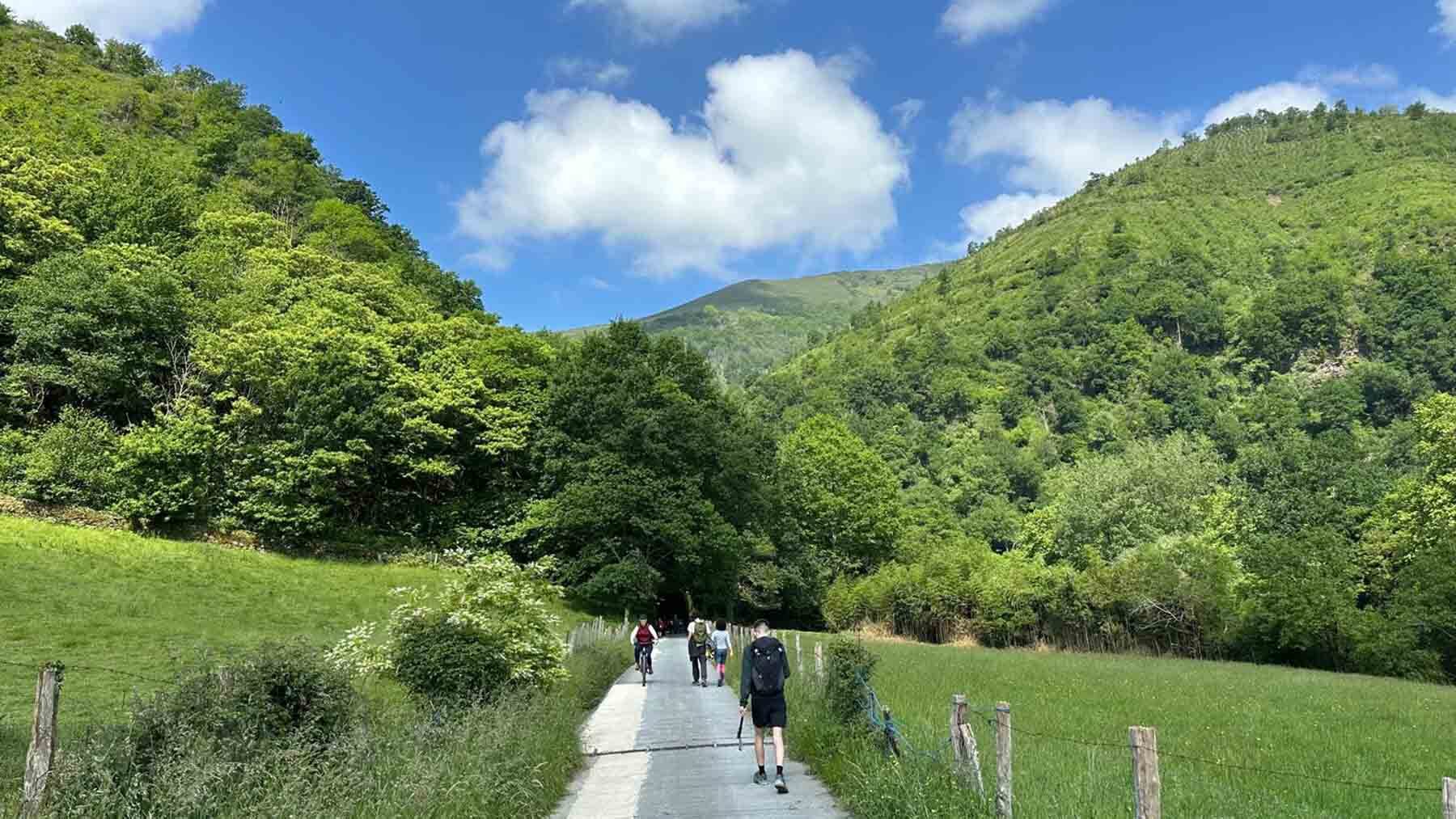 Varios excursionistas caminan por la Vía Verde del Bidasoa. IRANZU LARRASOAÑA