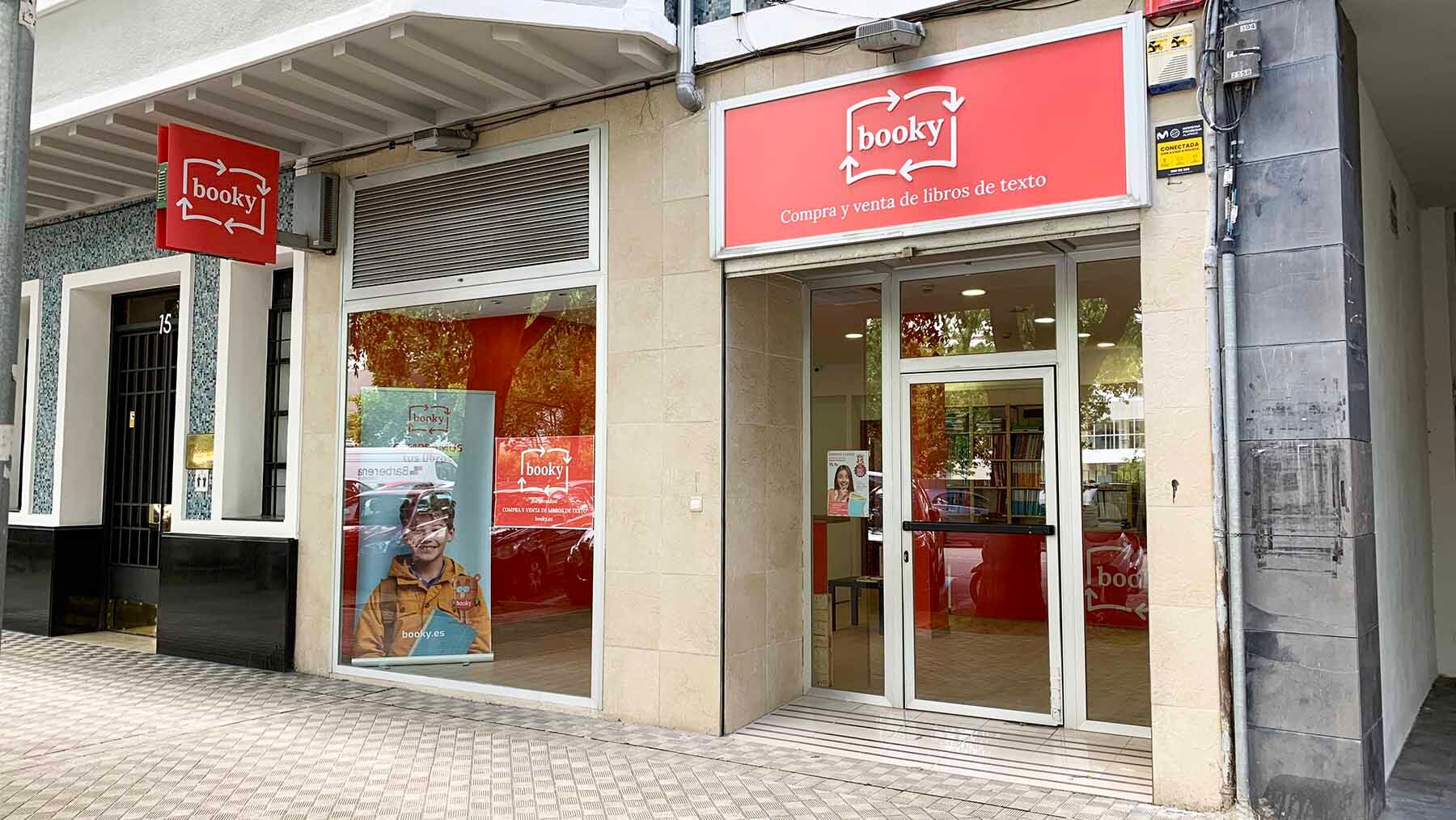 Fachada de la tienda Booky de compra venta de libros de texto en la avenida Sancho el Fuerte 15 de Pamplona. Navarra.com