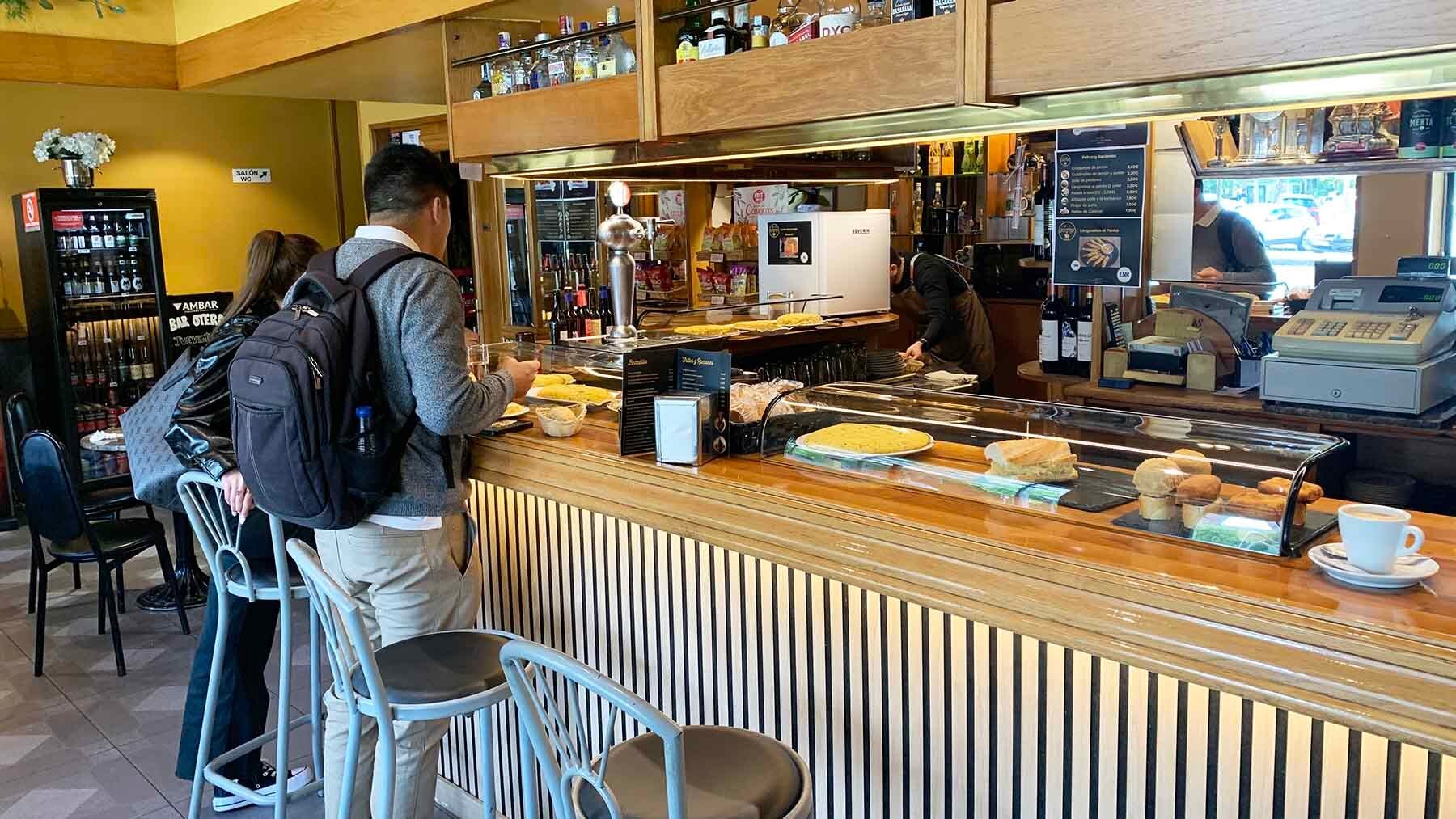 Interior del bar Otero en la calle la Rioja 2 de Pamplona. Navarra.com