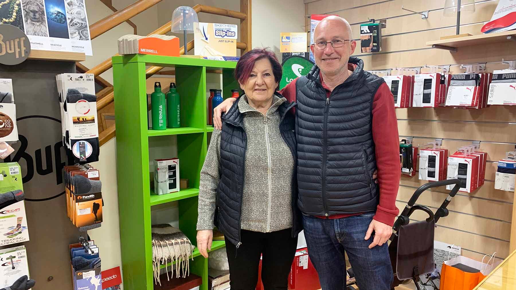 Juan Pablo Garín con su madre Mercedes León en su tienda de Estella. Navarra.com