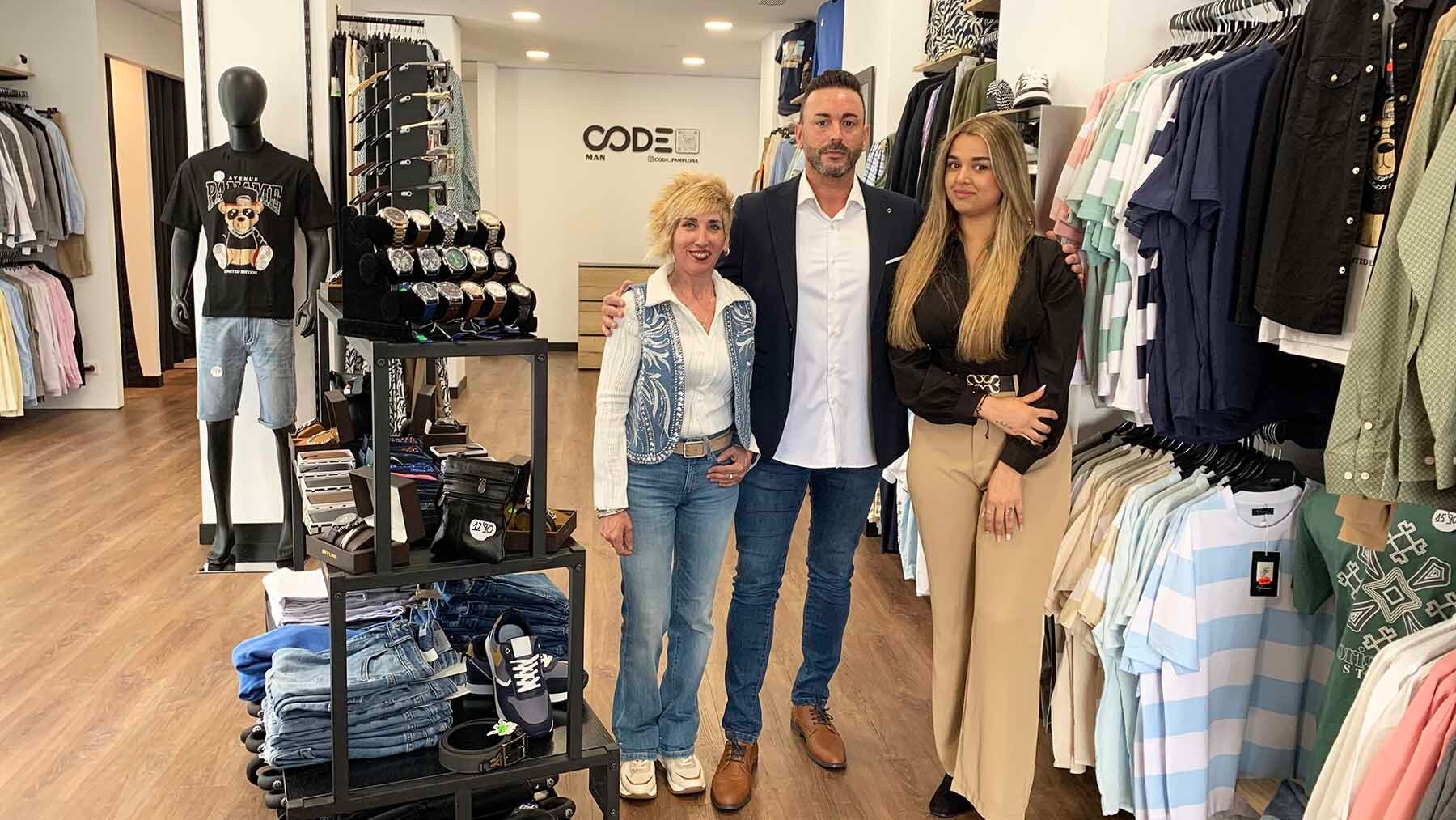 Ion Garayoa junto a Beatriz y Ainara en la nueva tienda Code de moda hombre en Pamplona. Navarra.com