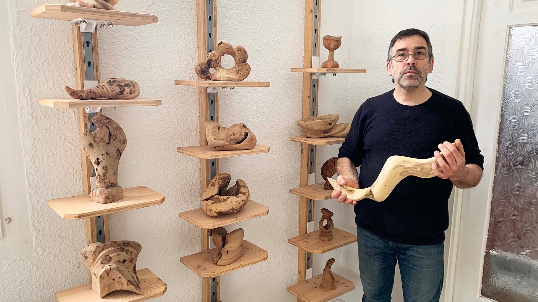 El zapatero Fabián Villacorta en su local del barrio de la Chantrea en Pamplona. Navarra.com
