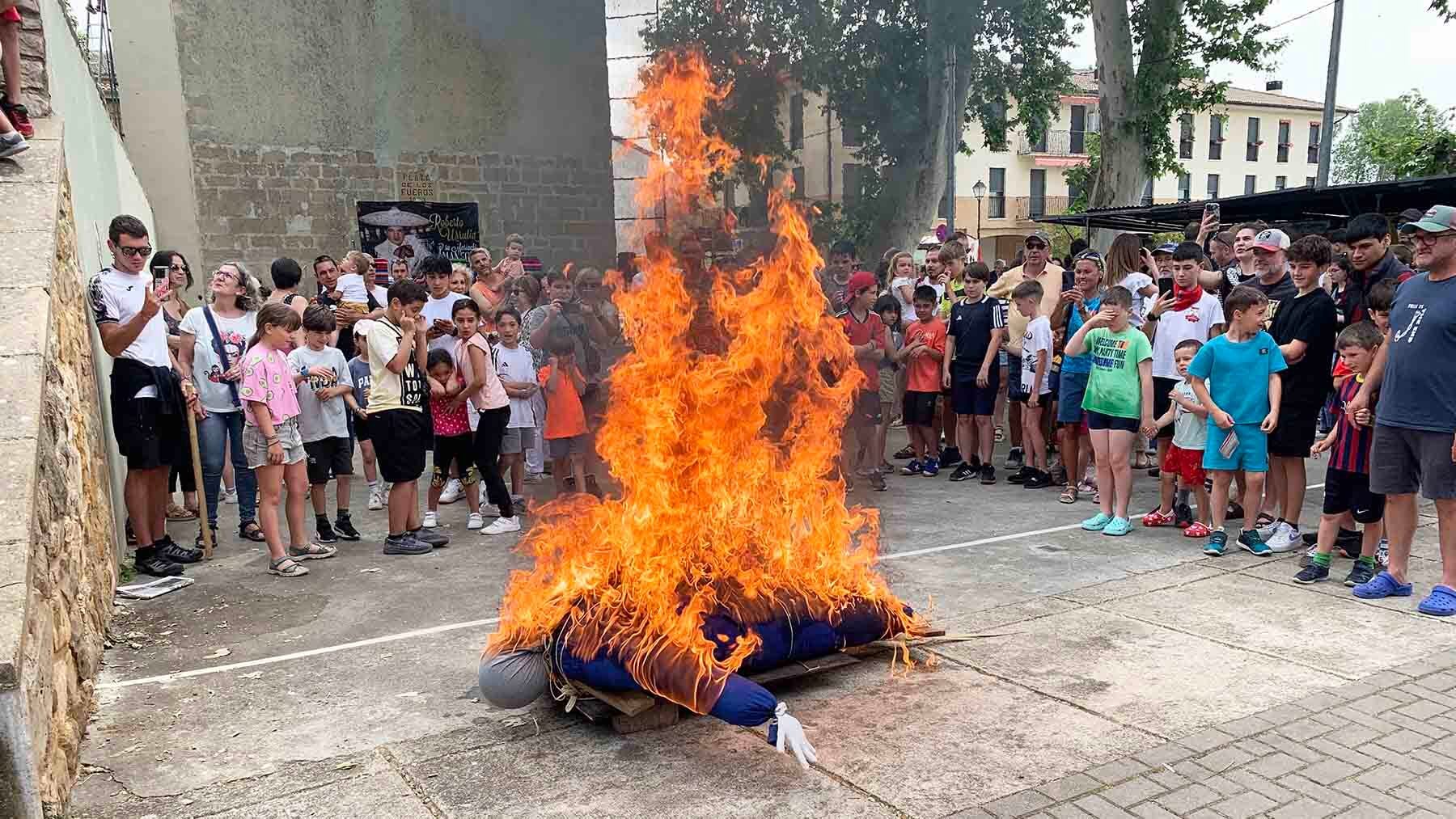El curioso rito de un pequeño pueblo de Navarra que termina con un culpable quemado en la hoguera